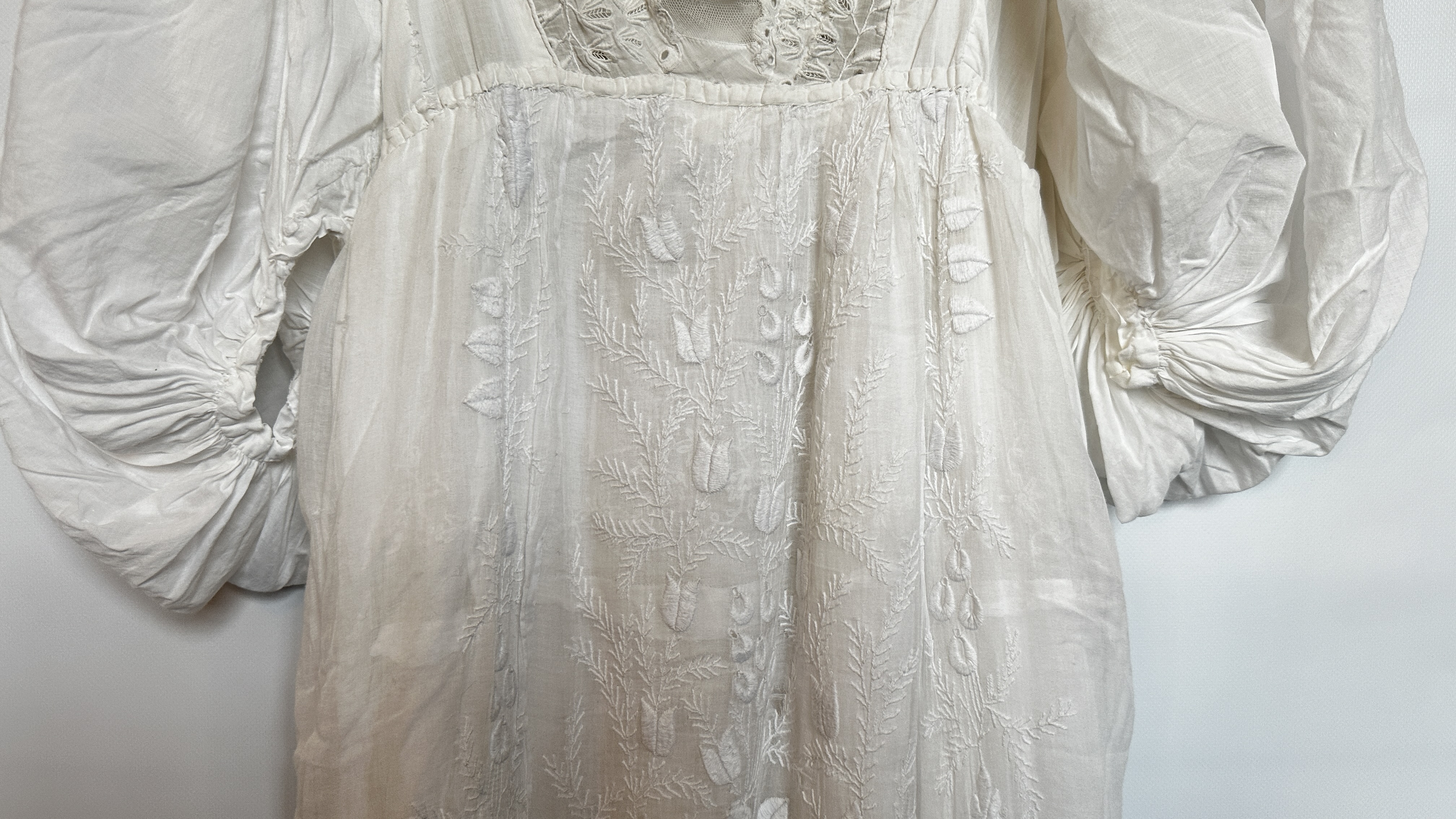 FINE WHITE COTTON EDWARDIAN DRESS, ALL OVER EMBROIDERY, EMPIRE LINE, PUFFED SLEEVES - A/F CONDITION, - Image 4 of 20