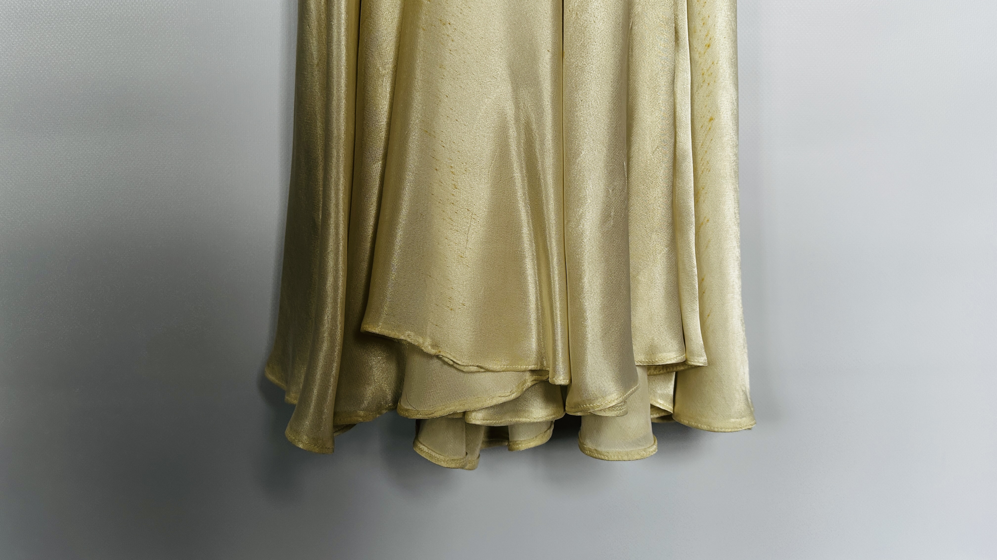 1940S CREAM SATIN GOWN, FRILLED NECKLINE, LONG SLEEVES AND A 1940S CREAM SATIN GOWN, - Image 25 of 31