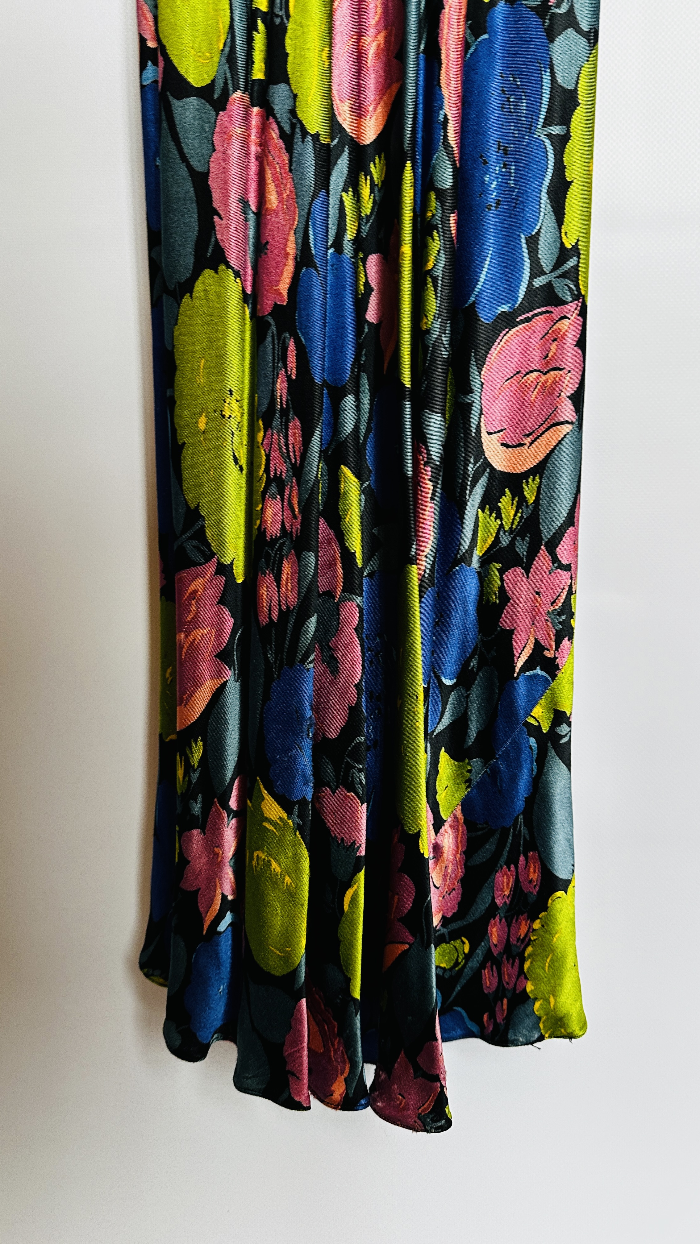 1930S PINK/BLUE/GREEN SATIN FLOWERED EVENING GOWN, ¾ PUFF SLEEVES, PLUNGING BACK, - Image 8 of 17