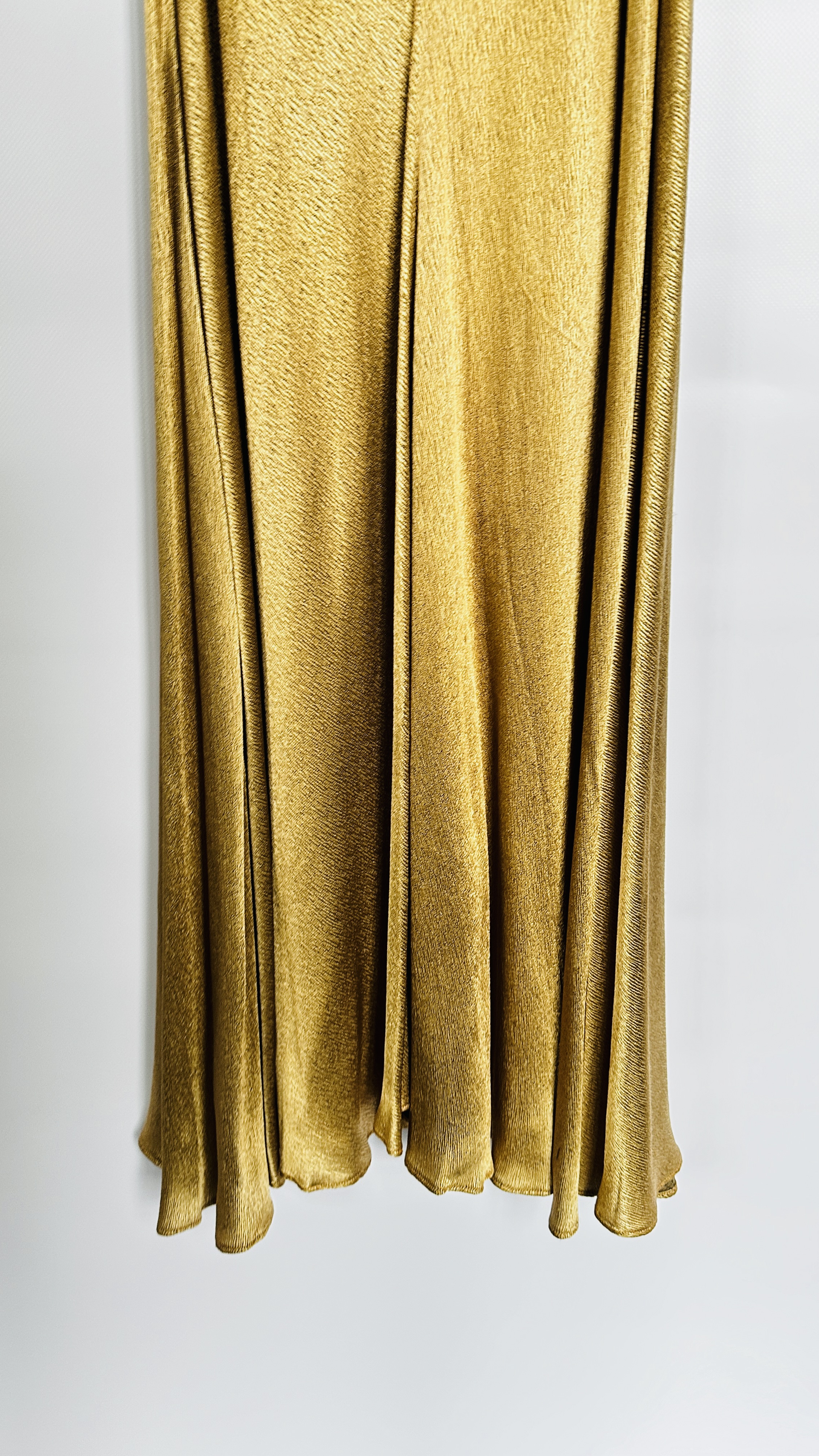 1930S GOLD LAMÉ EVENING DRESS WITH CAPE, RUCHED BODICE WITH FLOWERS AND BELT - A/F CONDITION, - Image 18 of 18