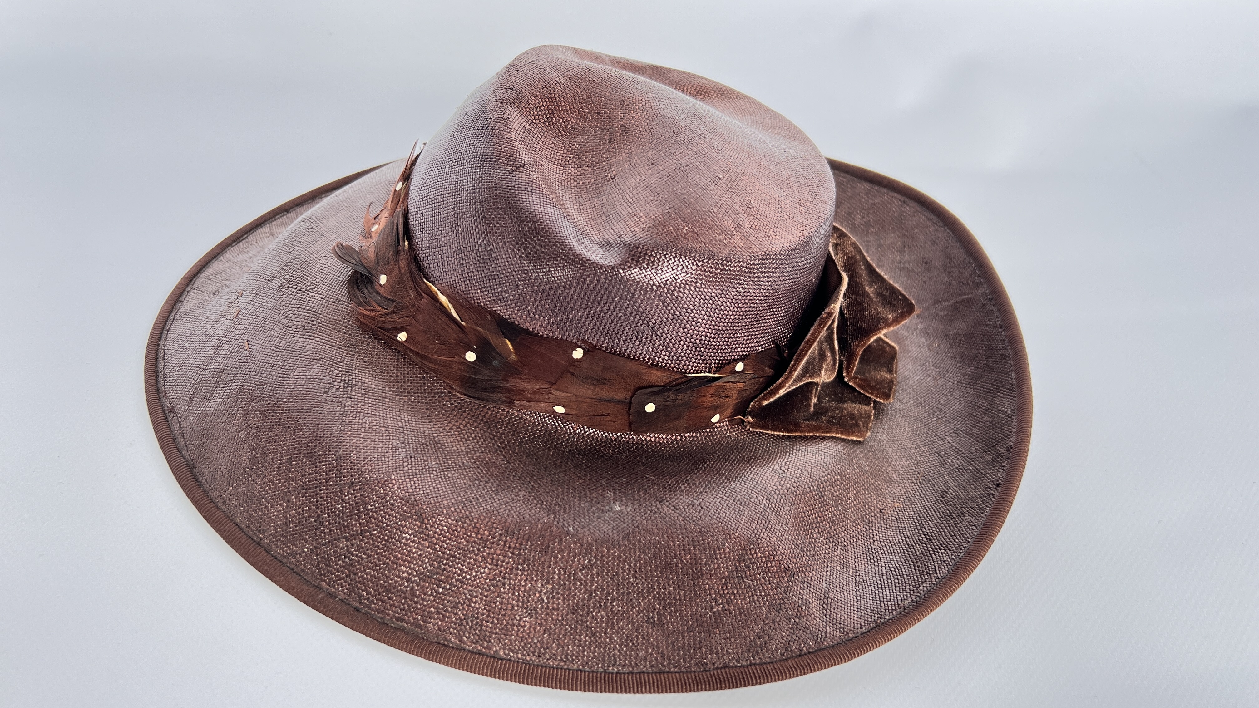 5 1940/50S HATS, 1 MULTI COLOURED FEATHER, 1LILAC/GREY STRAW (FADED) WITH FLOWERS, 1 BROWN STRAW, - Image 3 of 27