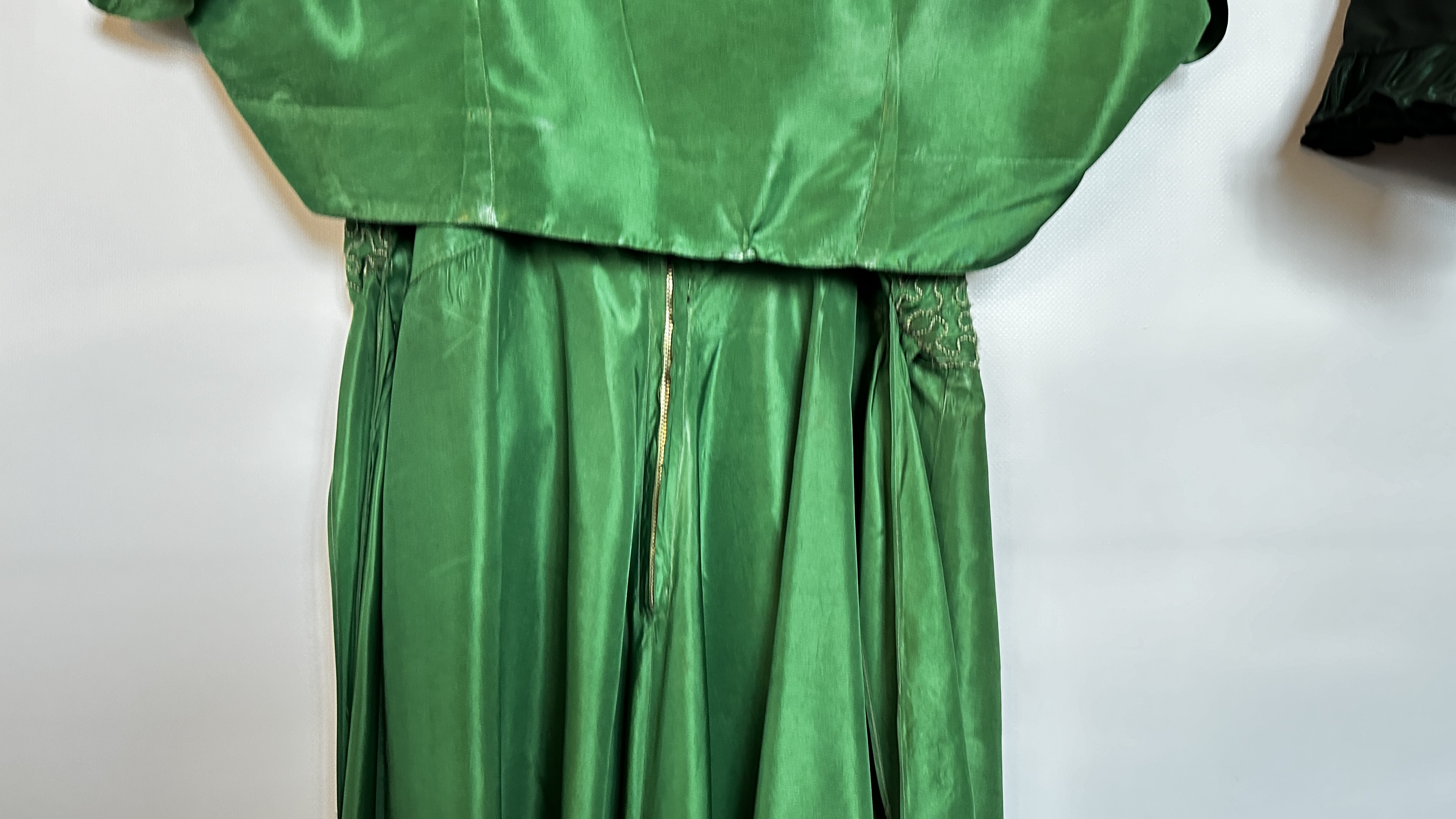 1940S GREEN SHOT TAFFETA EVENING DRESS WITH BOLERO, - Image 29 of 38