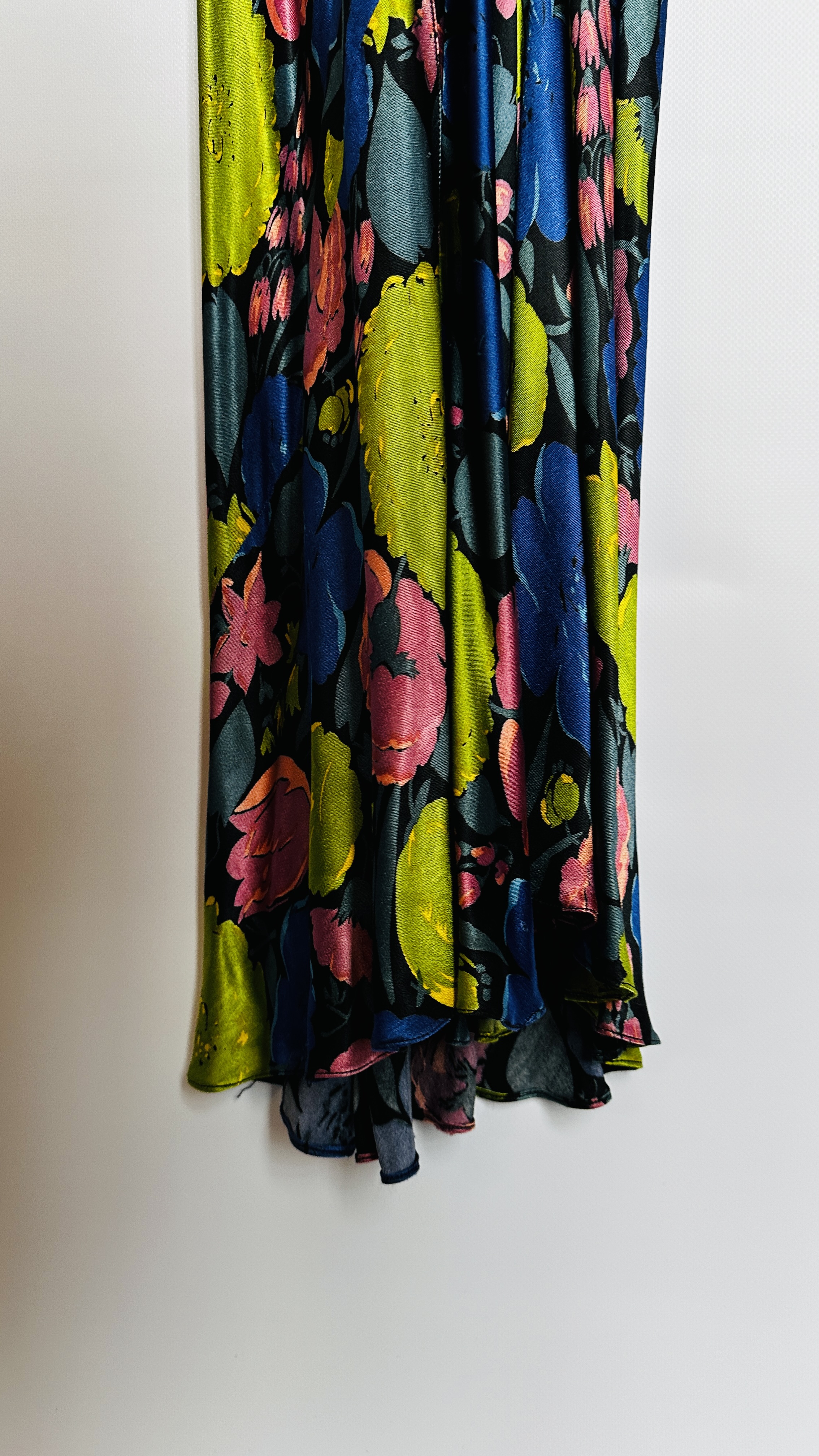 1930S PINK/BLUE/GREEN SATIN FLOWERED EVENING GOWN, ¾ PUFF SLEEVES, PLUNGING BACK, - Image 17 of 17