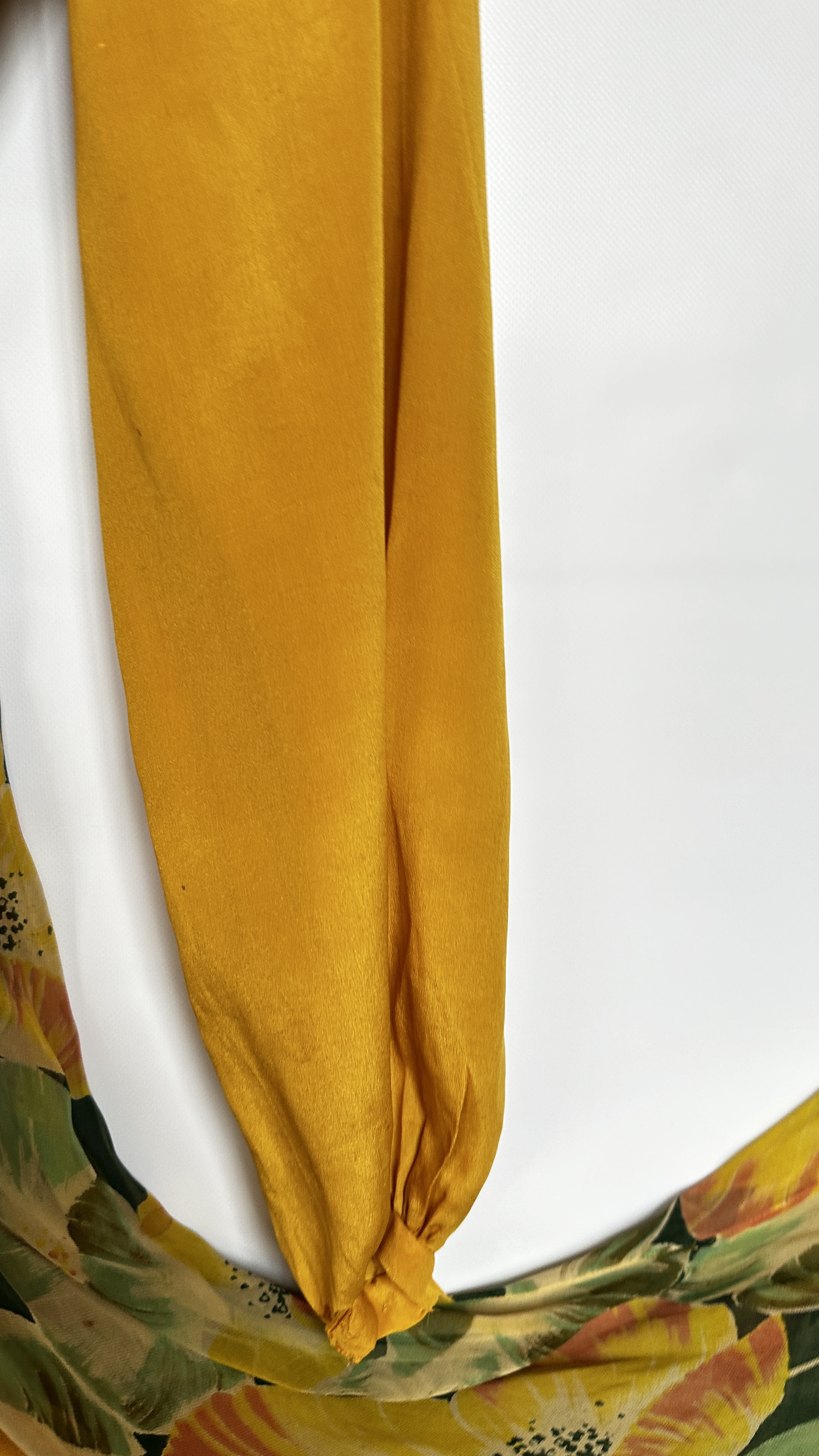 1930S CHIFFON AND CREPE DRESSING GOWN WITH LARGE YELLOW/GREEN/ORANGE FLOWERS - A/F CONDITION, - Image 23 of 39