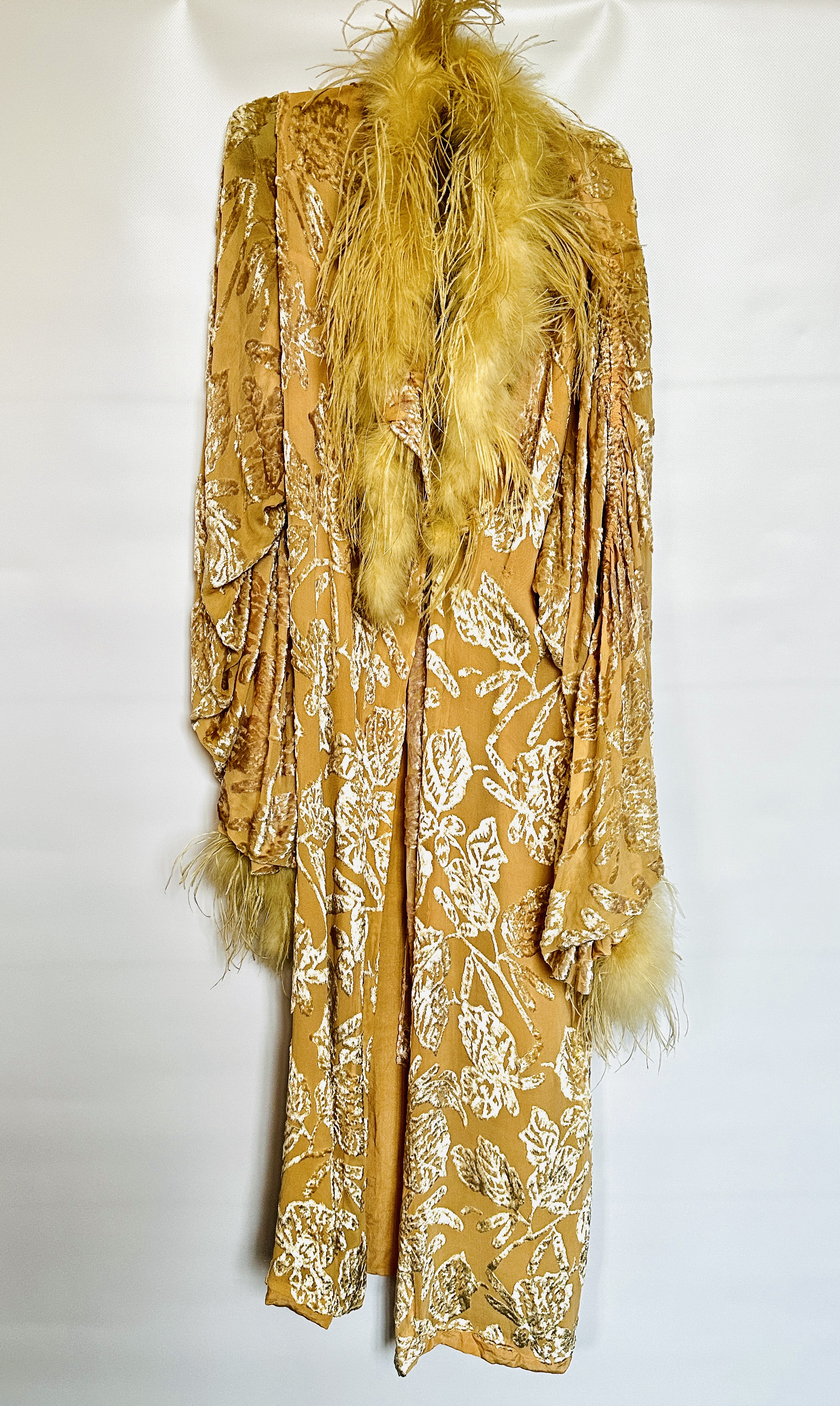 1930S PINK CUT VELVET DRESSING GOWN TRIMMED ON CUFFS AND NECKLINE WITH MARABOU FEATHER - A/F