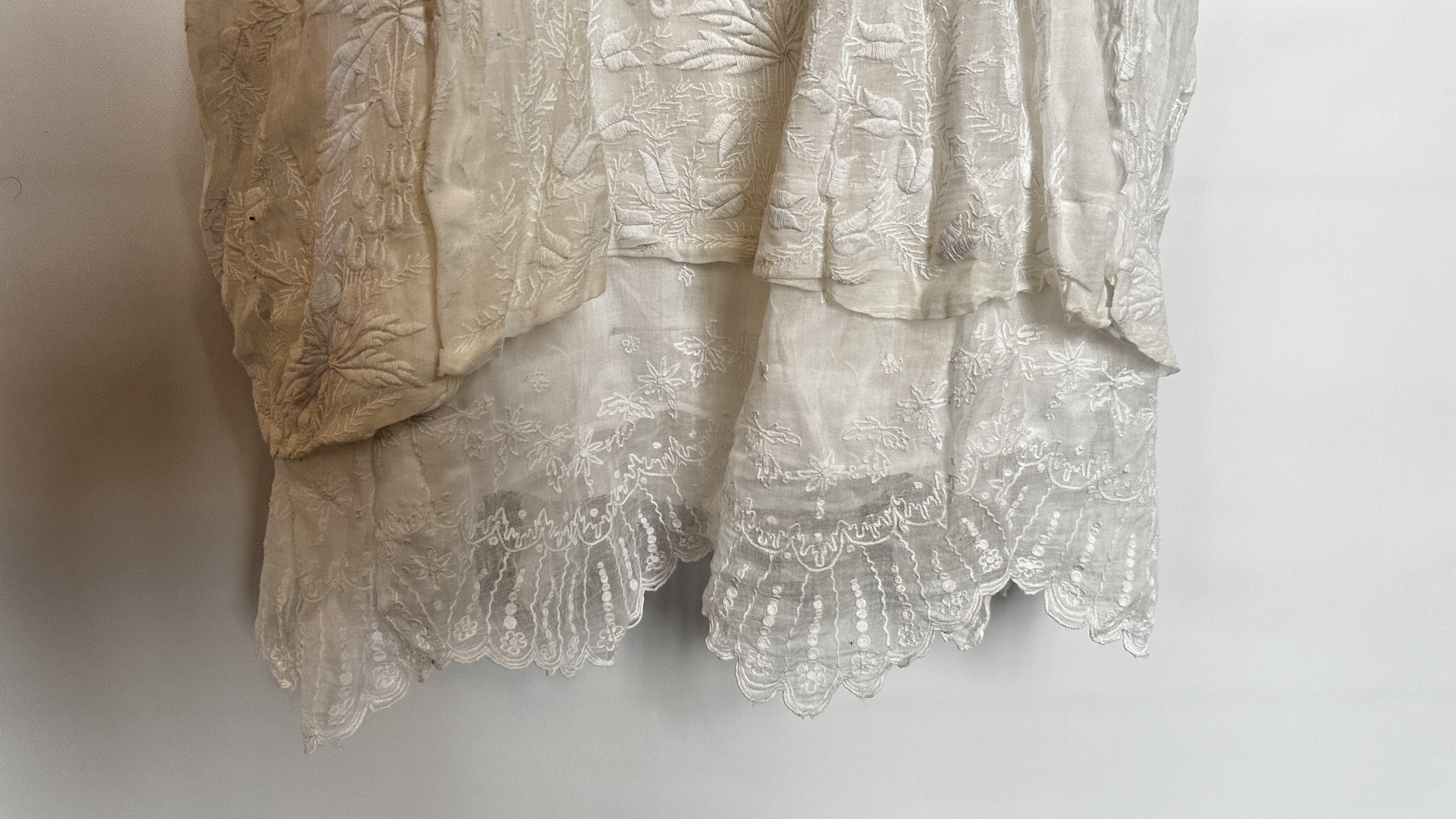 FINE WHITE COTTON EDWARDIAN DRESS, ALL OVER EMBROIDERY, EMPIRE LINE, PUFFED SLEEVES - A/F CONDITION, - Image 8 of 20