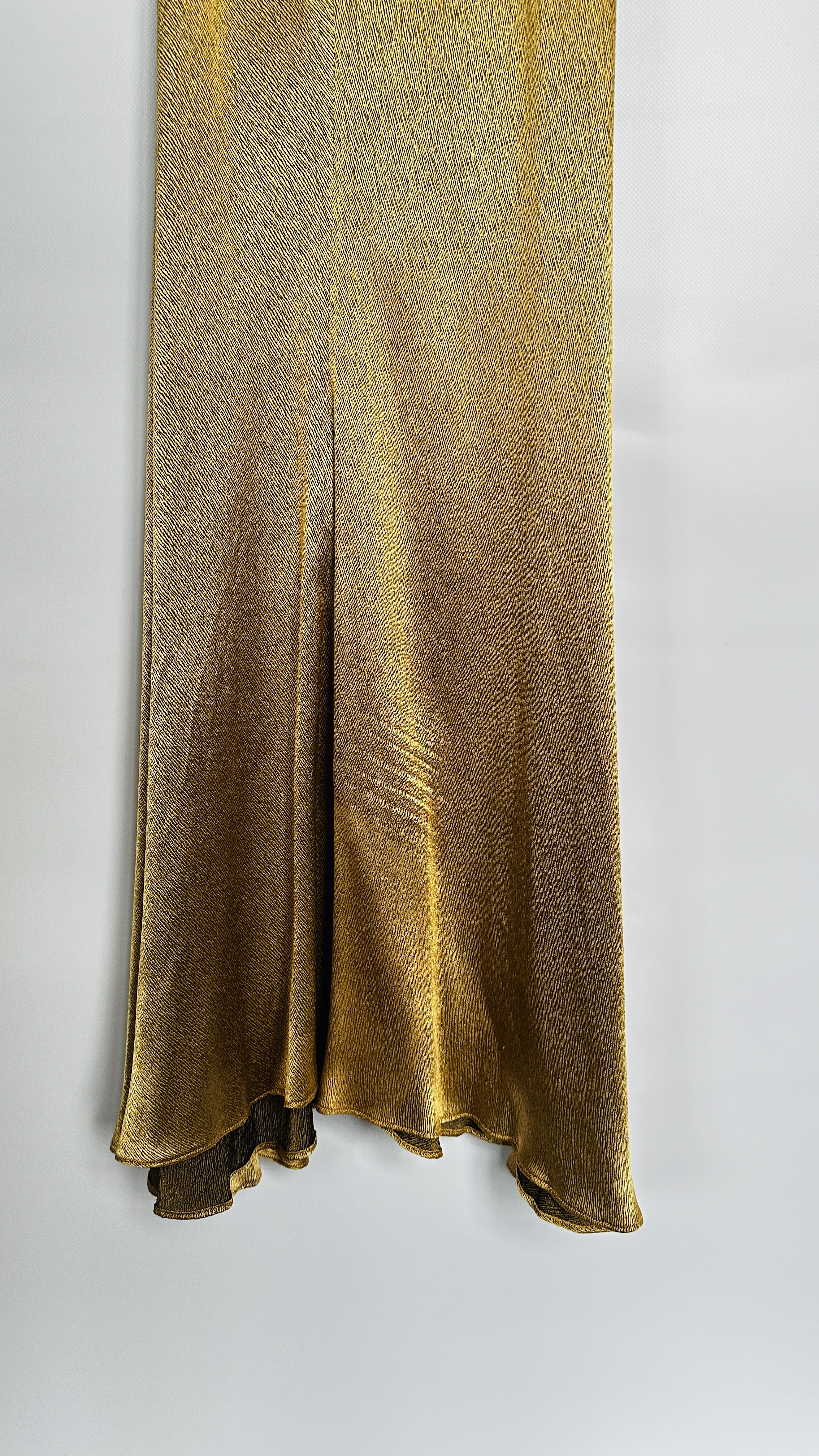 1930S GOLD LAMÉ EVENING DRESS WITH CAPE, RUCHED BODICE WITH FLOWERS AND BELT - A/F CONDITION, - Image 4 of 18