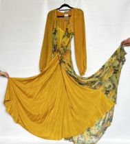 1930S CHIFFON AND CREPE DRESSING GOWN WITH LARGE YELLOW/GREEN/ORANGE FLOWERS - A/F CONDITION,