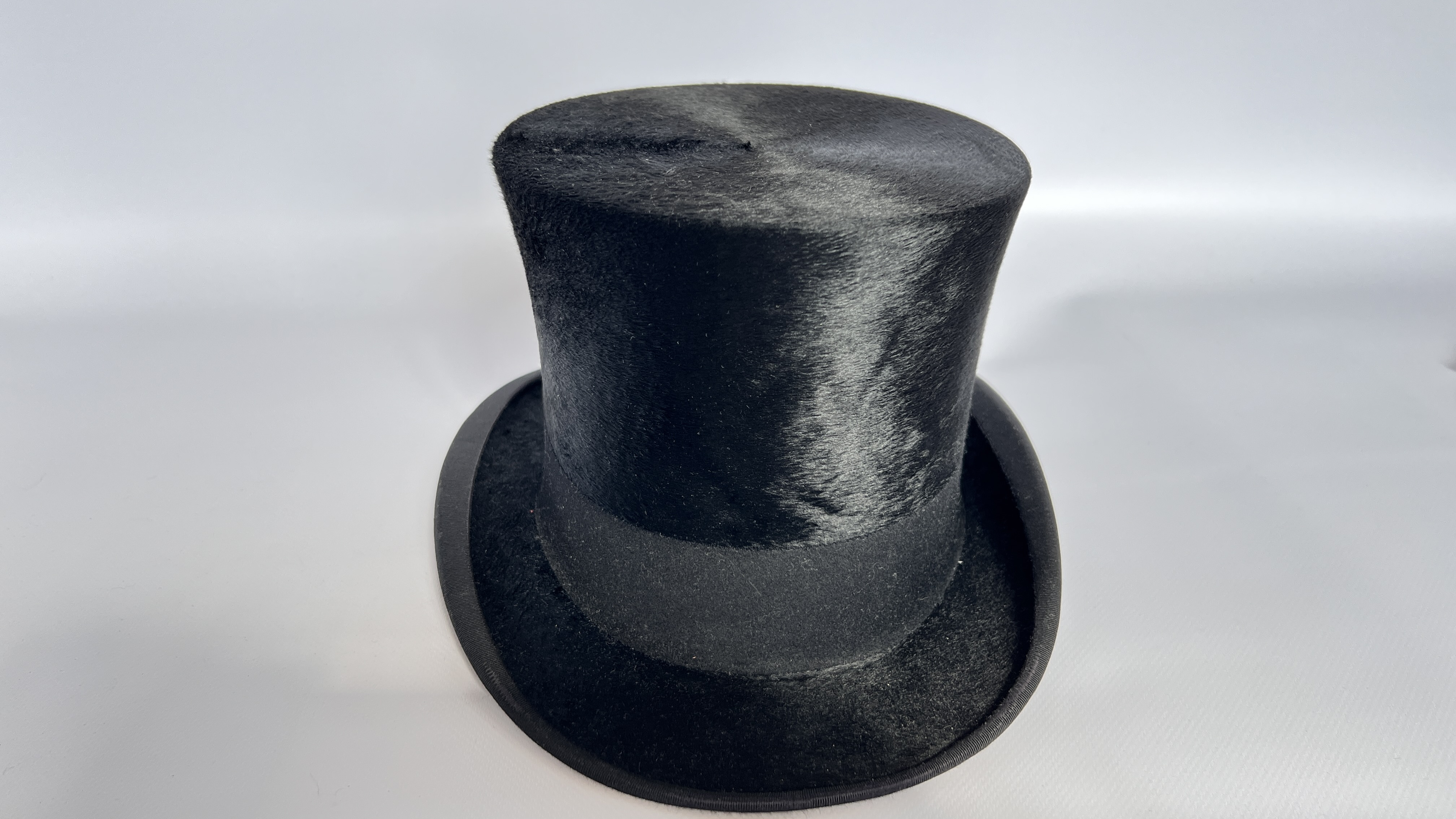 1920S SCOTT & CO BLACK TOP HAT, GREY GLOVES, WHITE WITH BLACK PATTERNED SCARF, - Image 4 of 23