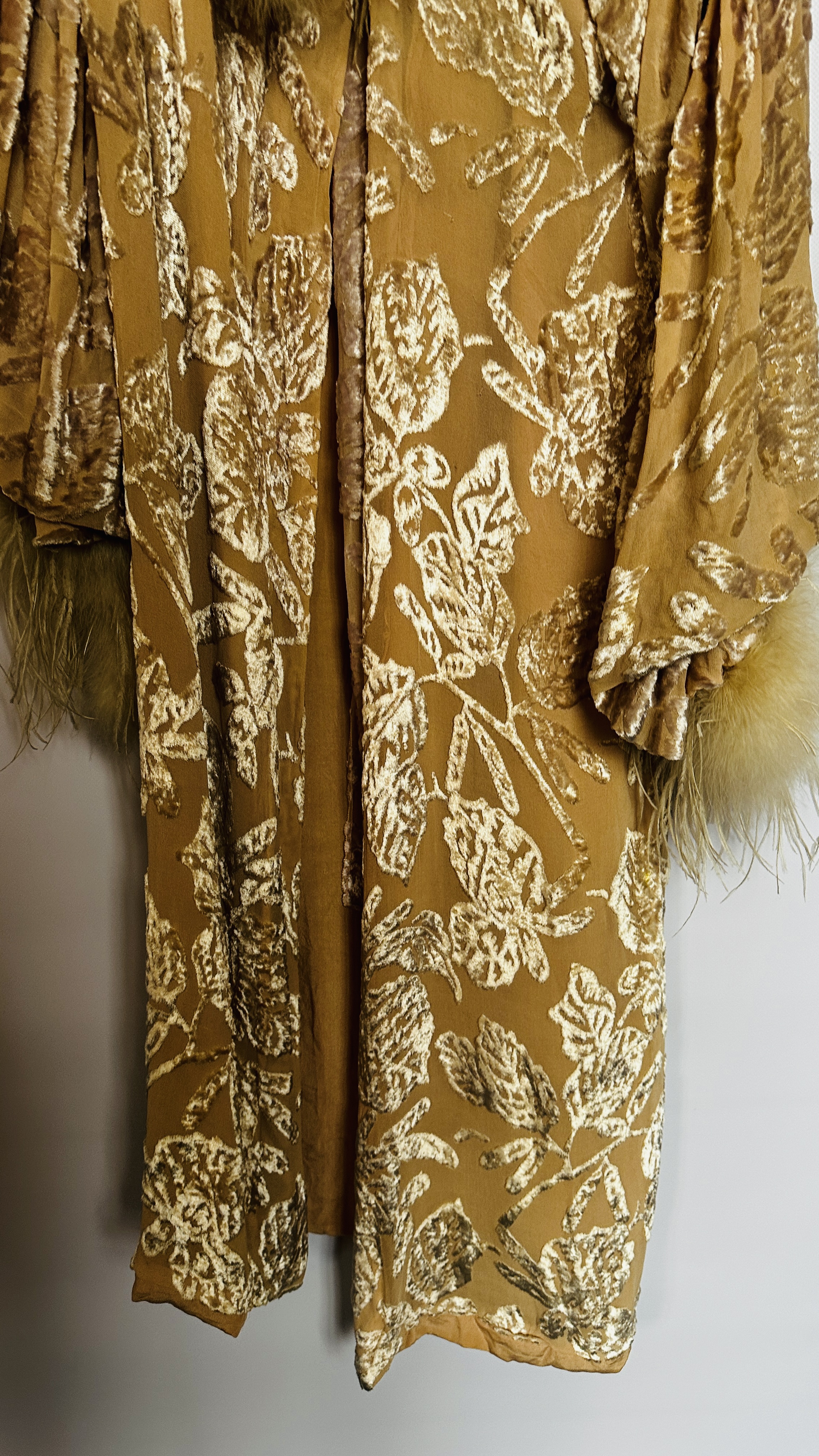 1930S PINK CUT VELVET DRESSING GOWN TRIMMED ON CUFFS AND NECKLINE WITH MARABOU FEATHER - A/F - Image 4 of 27