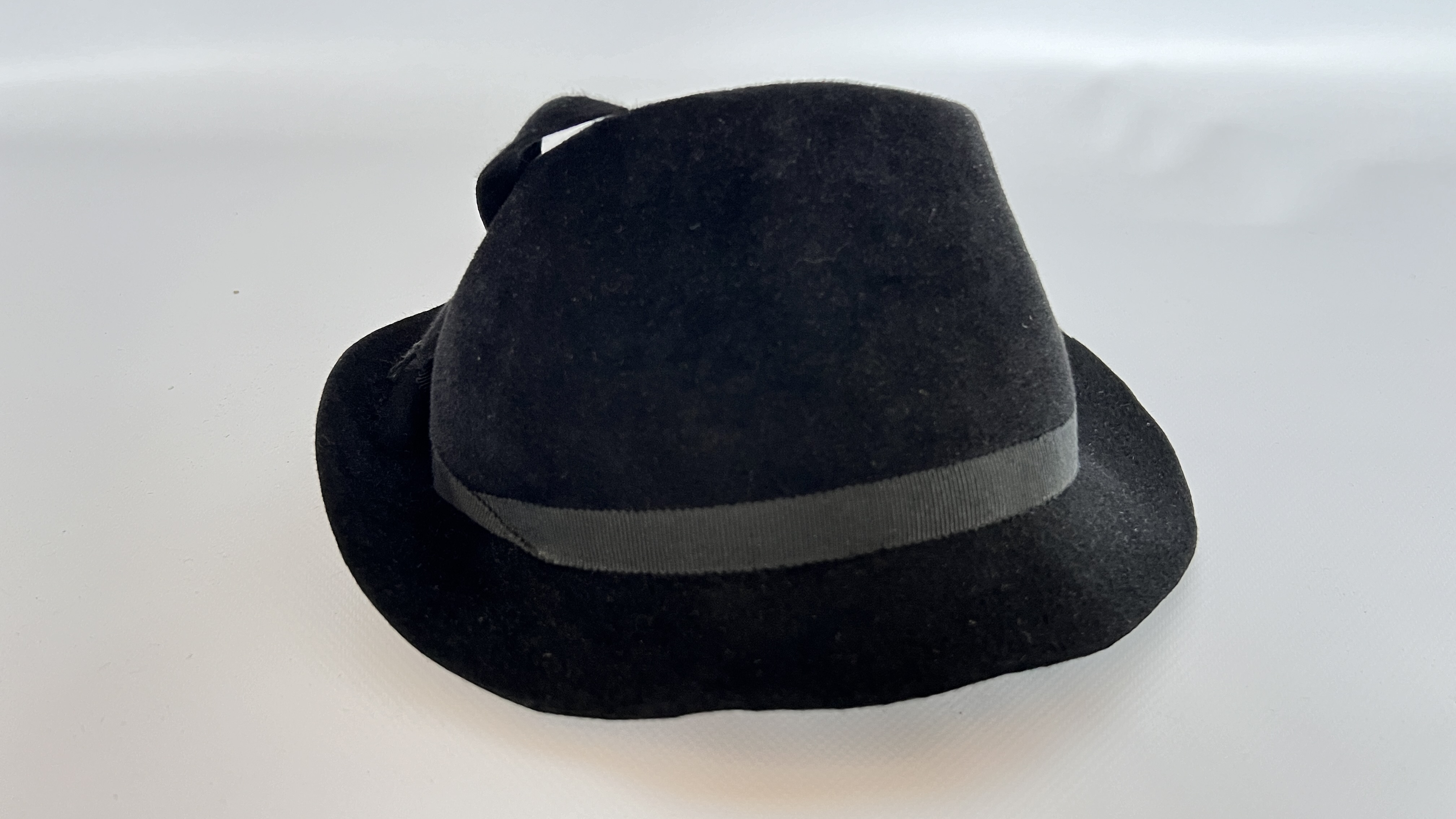 13 1940/50S HATS, 1 MORRIS ANGEL & SON LTD PURPLE TOP HAT (SOME DAMAGE), - Image 46 of 64