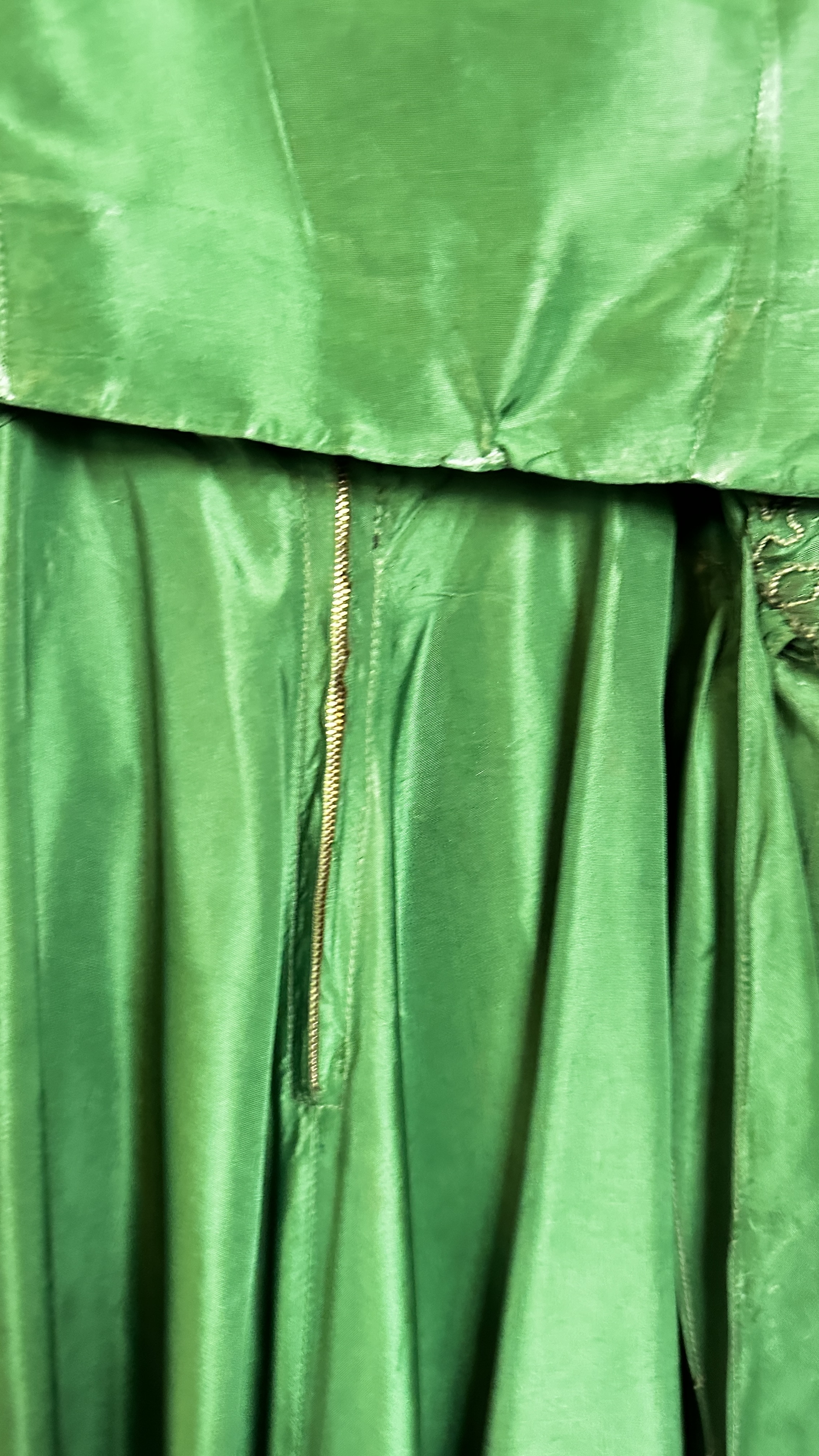 1940S GREEN SHOT TAFFETA EVENING DRESS WITH BOLERO, - Image 36 of 38