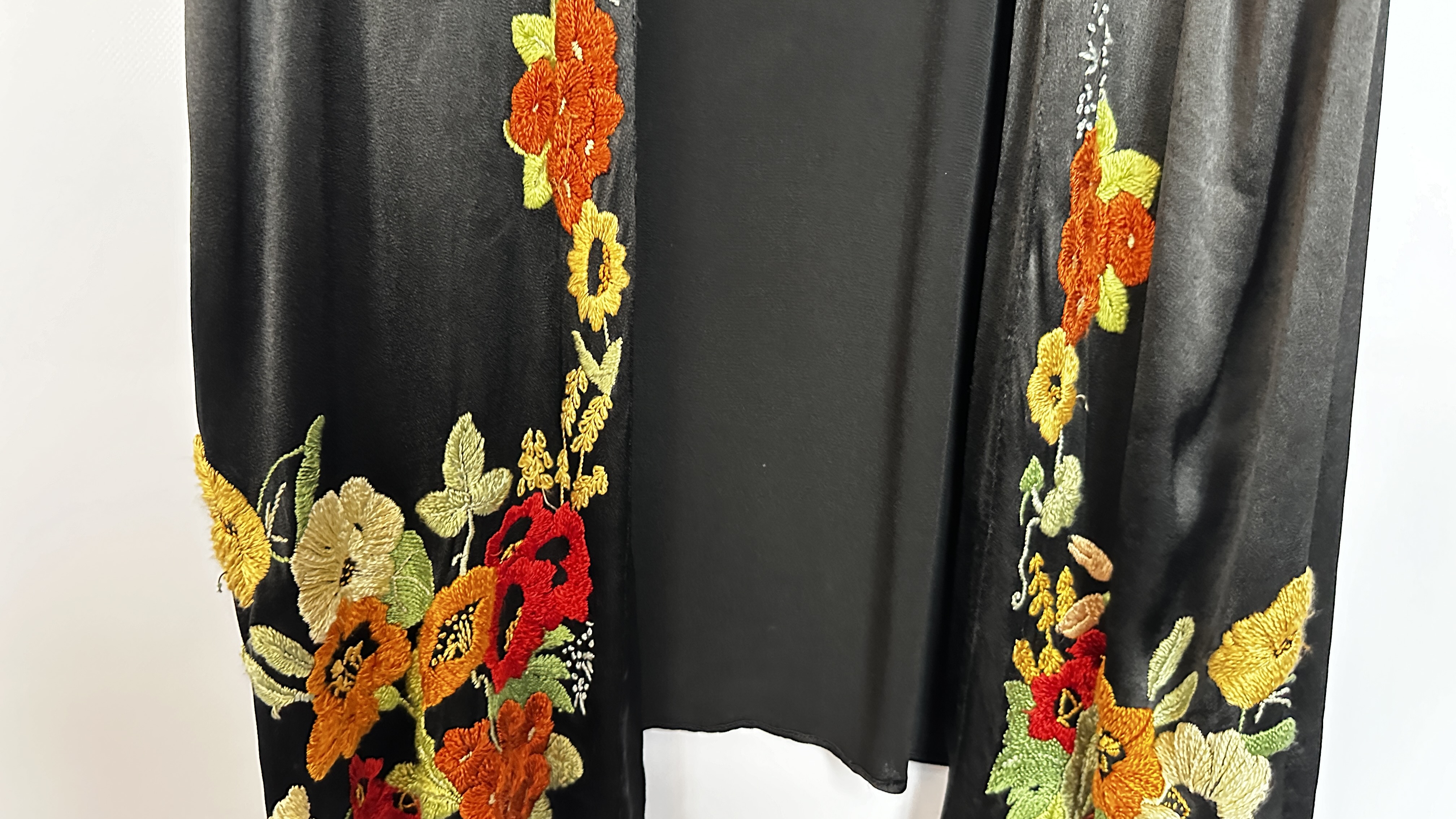 1920S BLACK SATIN ¾ LENGTH COAT WITH NASTURTIUM EMBROIDERY TO SLEEVES AND HEMLINE - A/F CONDITION, - Image 7 of 15