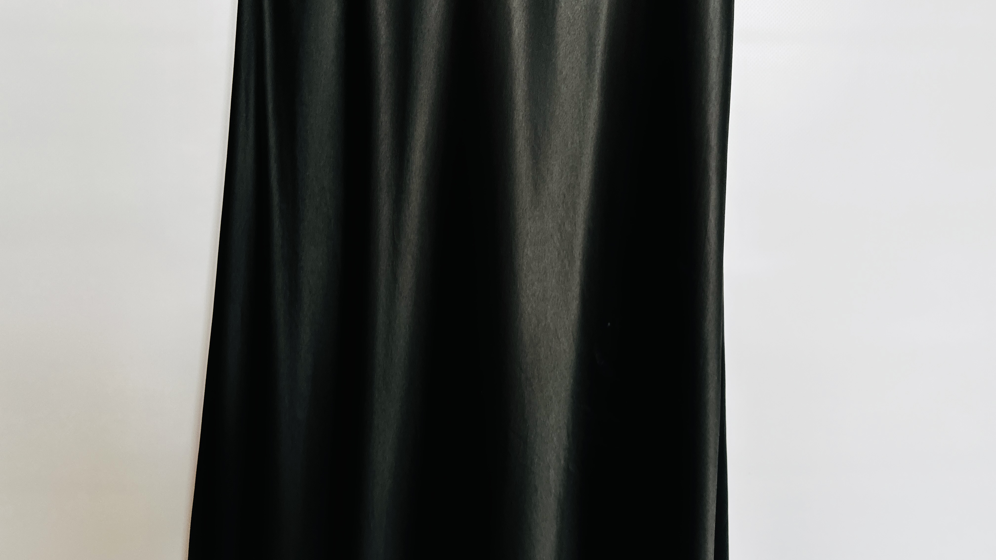 1940S BLACK SATIN CLASSIC STYLED EVENING GOWN, - Image 18 of 20