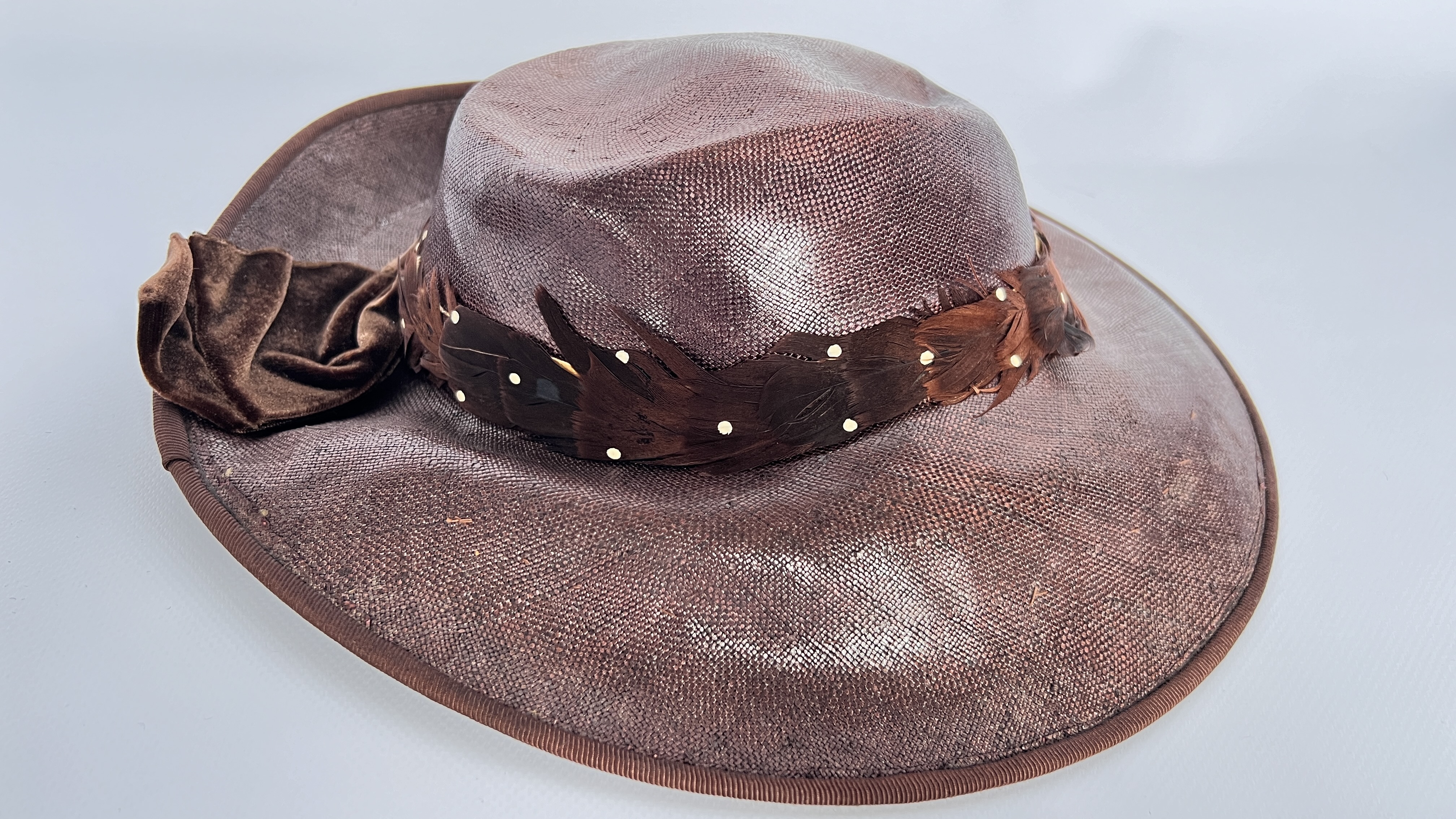 5 1940/50S HATS, 1 MULTI COLOURED FEATHER, 1LILAC/GREY STRAW (FADED) WITH FLOWERS, 1 BROWN STRAW, - Image 5 of 27