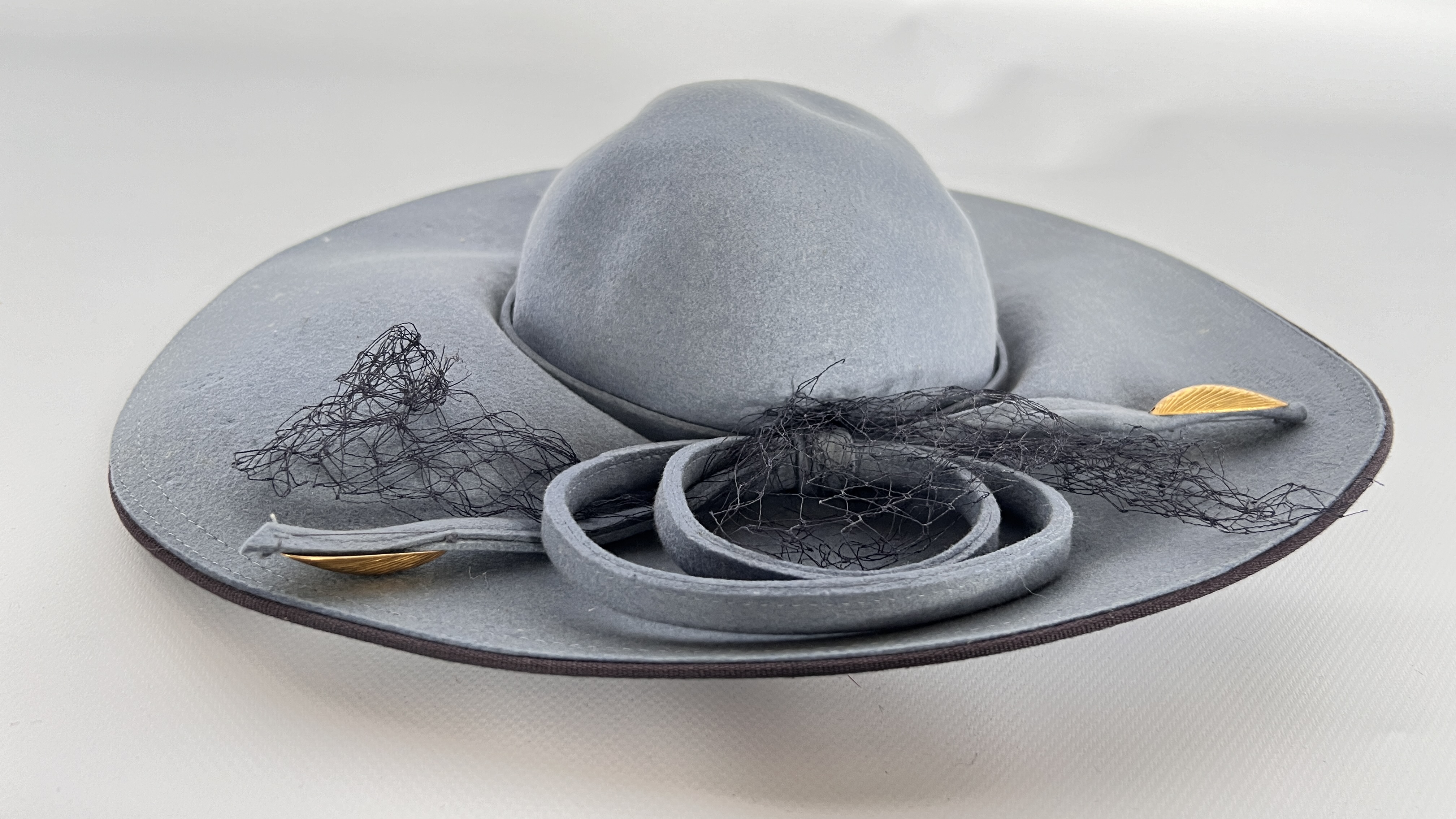 5 1940/50S HATS, 1 MULTI COLOURED FEATHER, 1LILAC/GREY STRAW (FADED) WITH FLOWERS, 1 BROWN STRAW, - Image 25 of 27