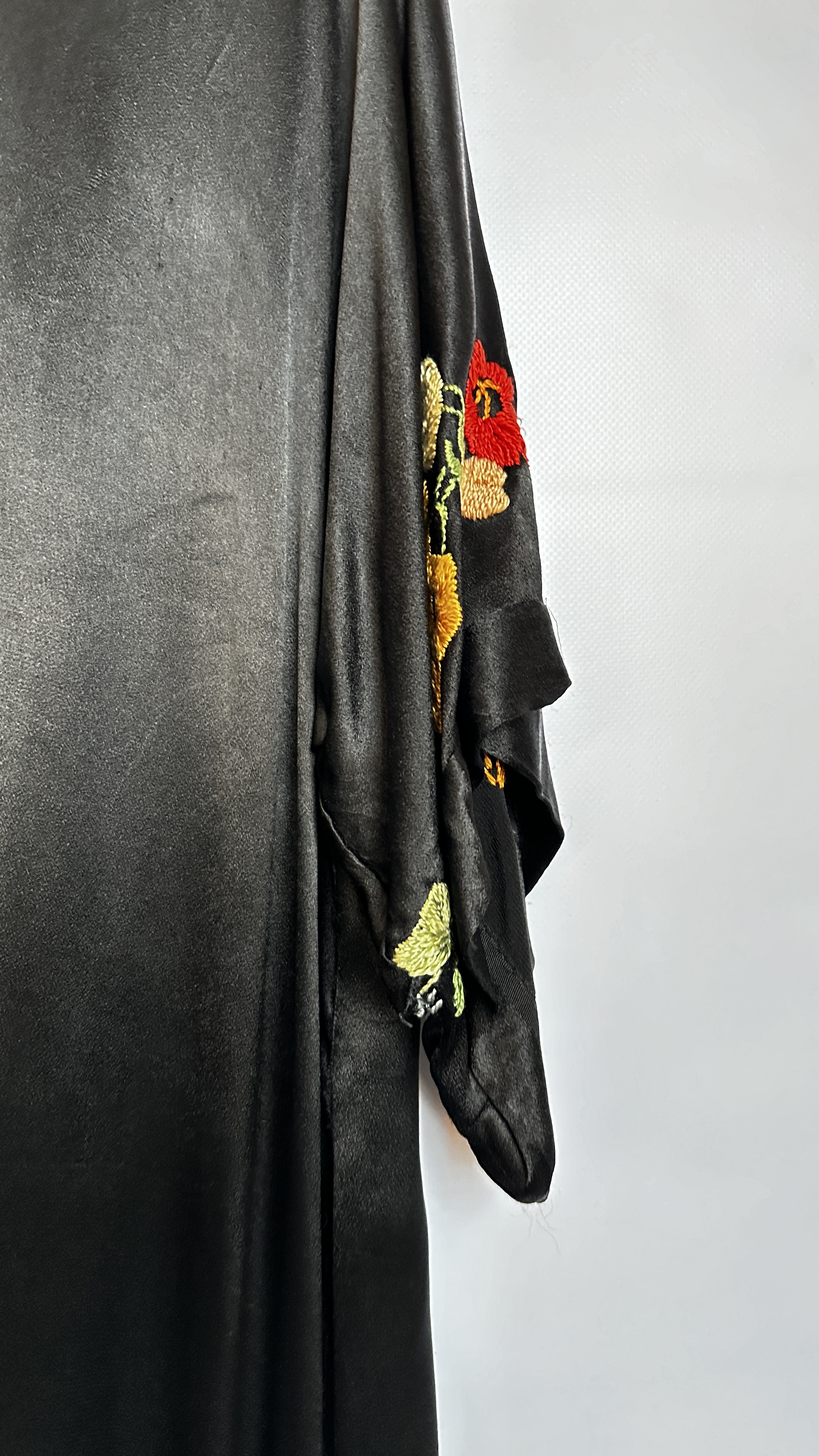 1920S BLACK SATIN ¾ LENGTH COAT WITH NASTURTIUM EMBROIDERY TO SLEEVES AND HEMLINE - A/F CONDITION, - Image 12 of 15