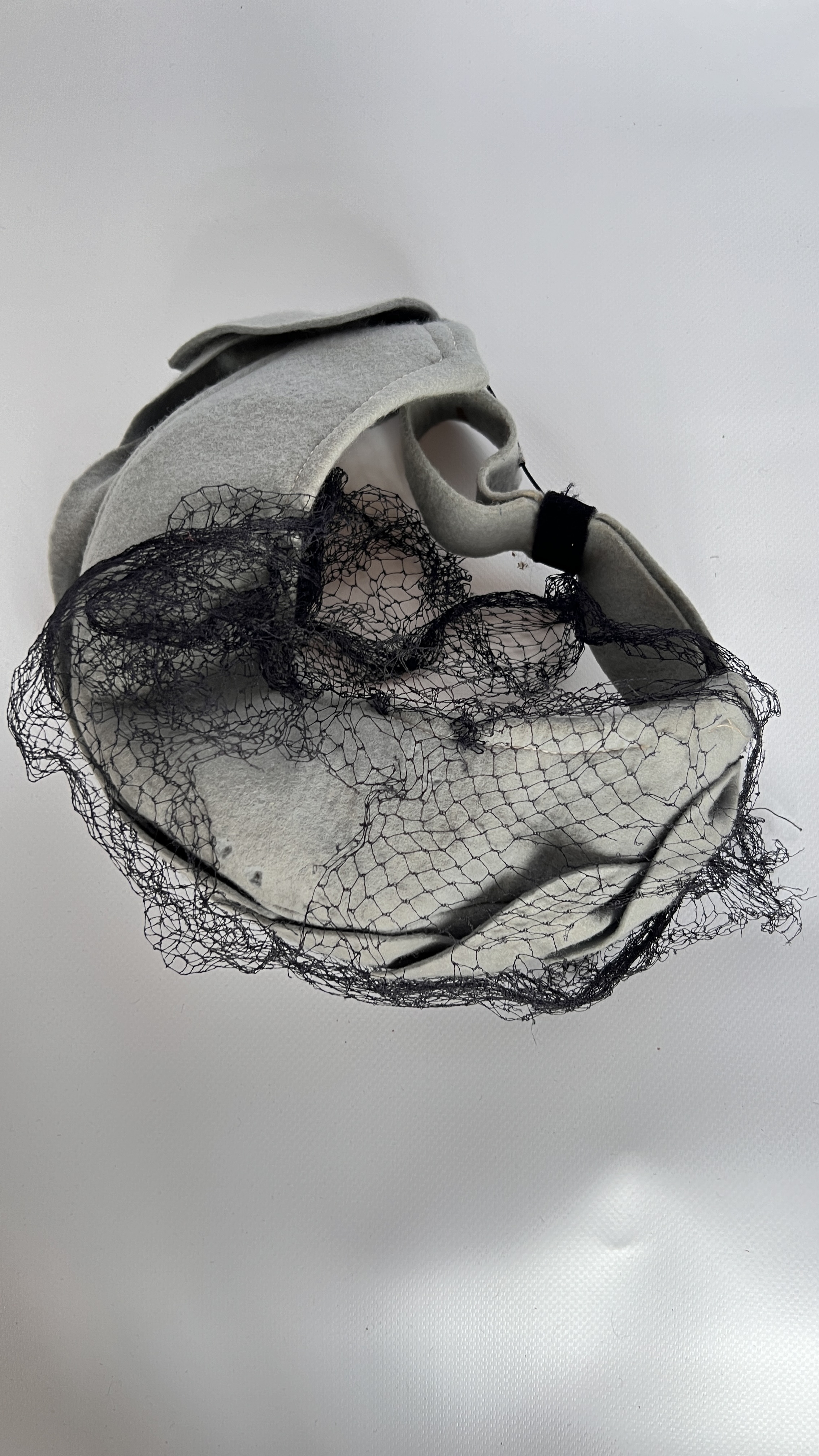 2 HAT BOXES CONTAINING 6 1940S HATS, 1 GREY FELT WITH VEIL (BADLY DAMAGED), - Image 15 of 28