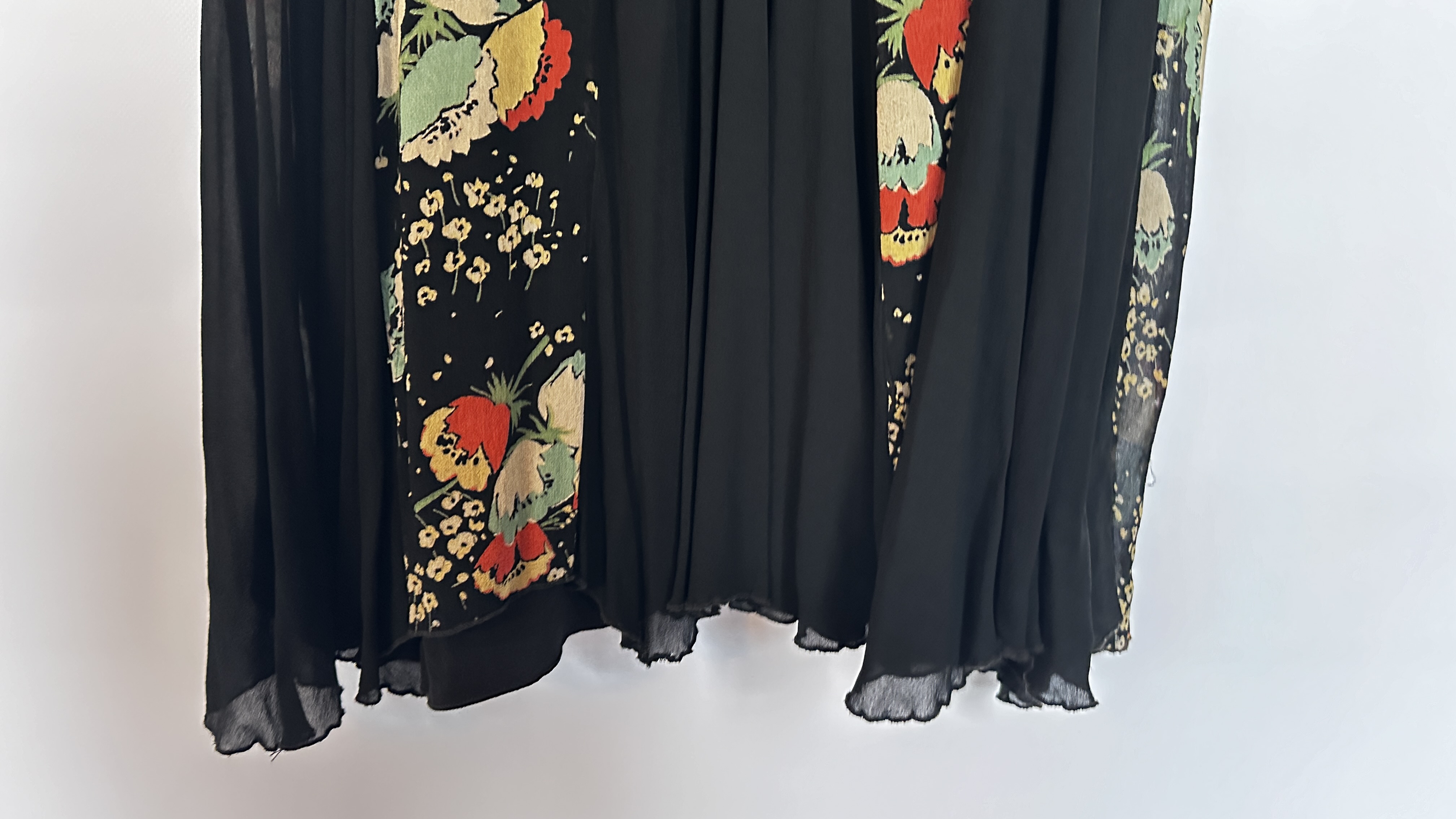 1920S BLACK CREPE AND CHIFFON DRESS, DECORATED WITH TURQUOISE/RED/ YELLOW/BEIGE FLOWER DESIGN, - Image 17 of 17