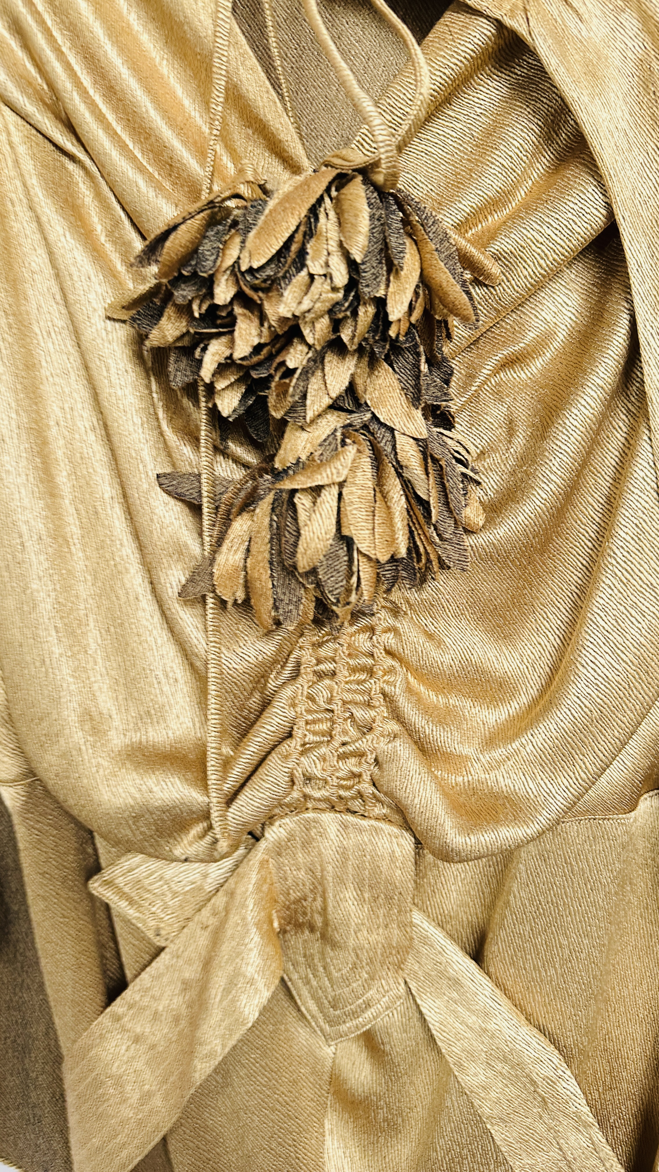1930S GOLD LAMÉ EVENING DRESS WITH CAPE, RUCHED BODICE WITH FLOWERS AND BELT - A/F CONDITION, - Image 11 of 18