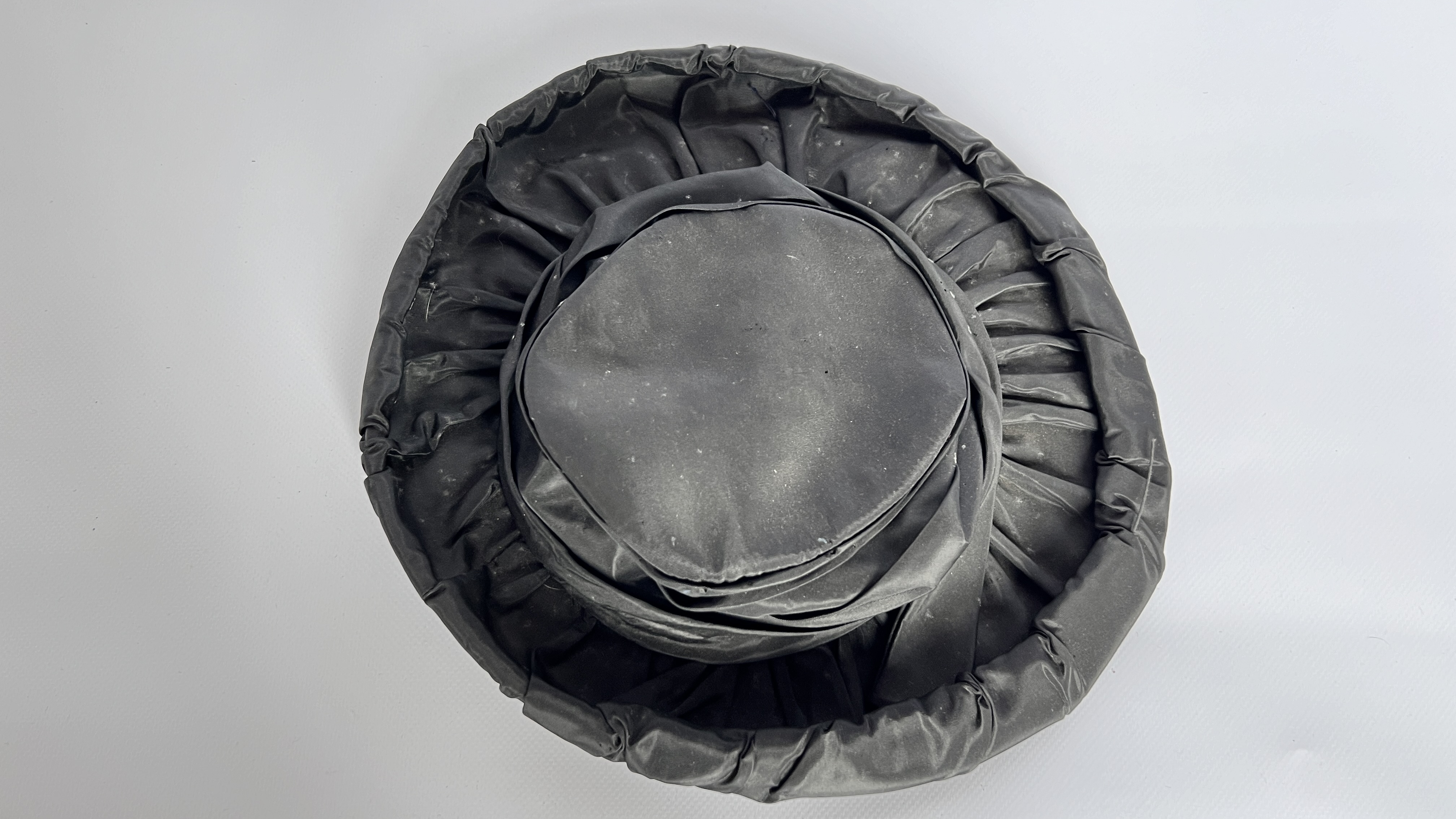 2 HAT BOXES CONTAINING 6 1940S HATS, 1 GREY FELT WITH VEIL (BADLY DAMAGED), - Image 23 of 28