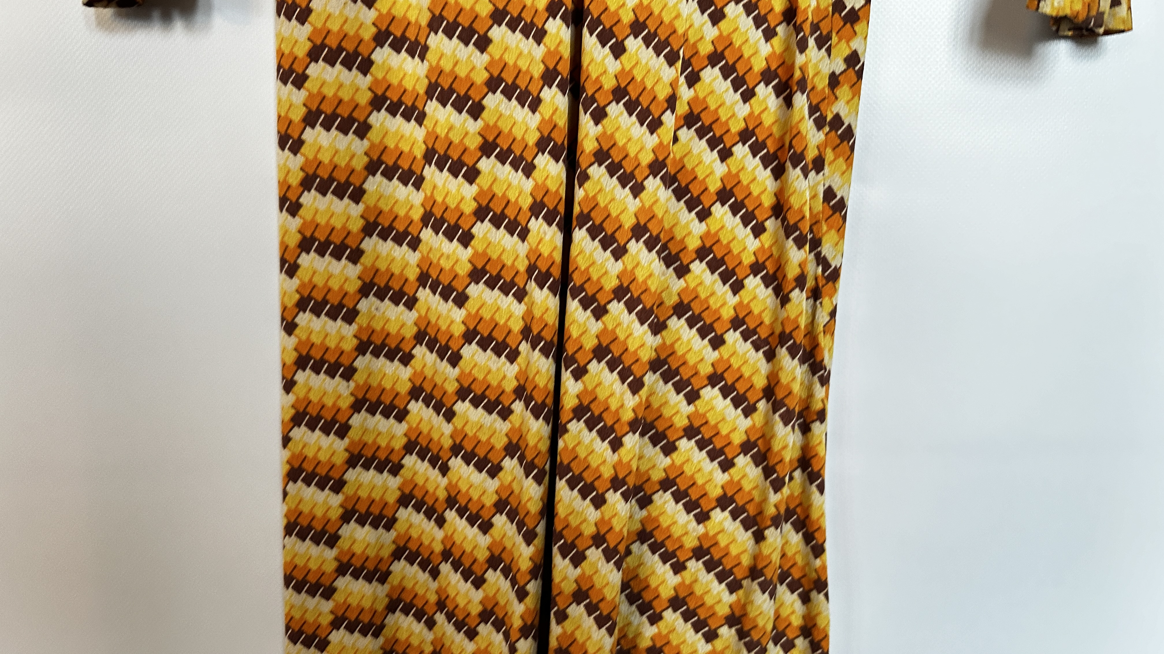 1930S YELLOW/BROWN CREPE DRESS, DECO DESIGN, LONG SLEEVES, - Image 17 of 18