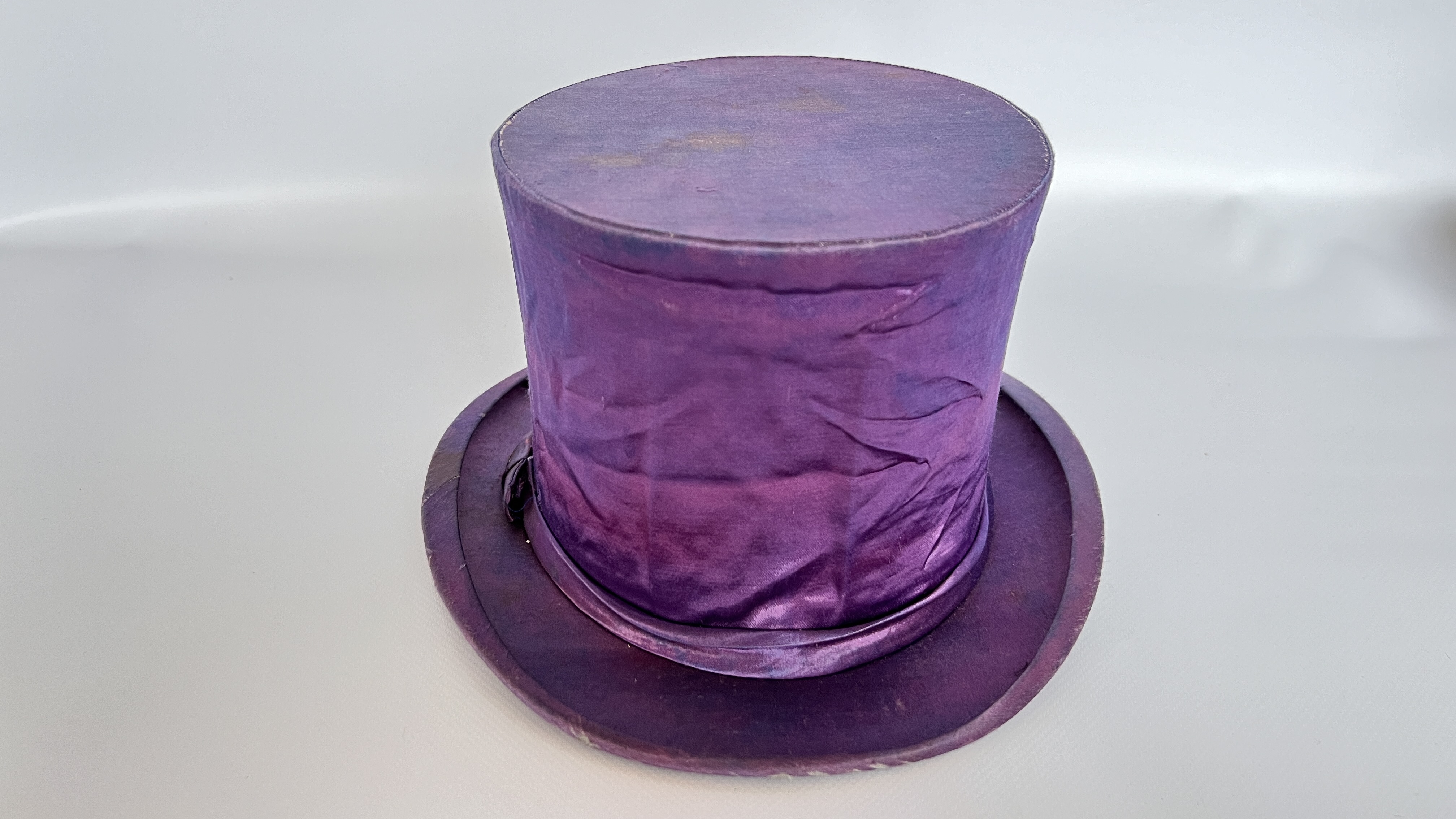 13 1940/50S HATS, 1 MORRIS ANGEL & SON LTD PURPLE TOP HAT (SOME DAMAGE), - Image 4 of 64