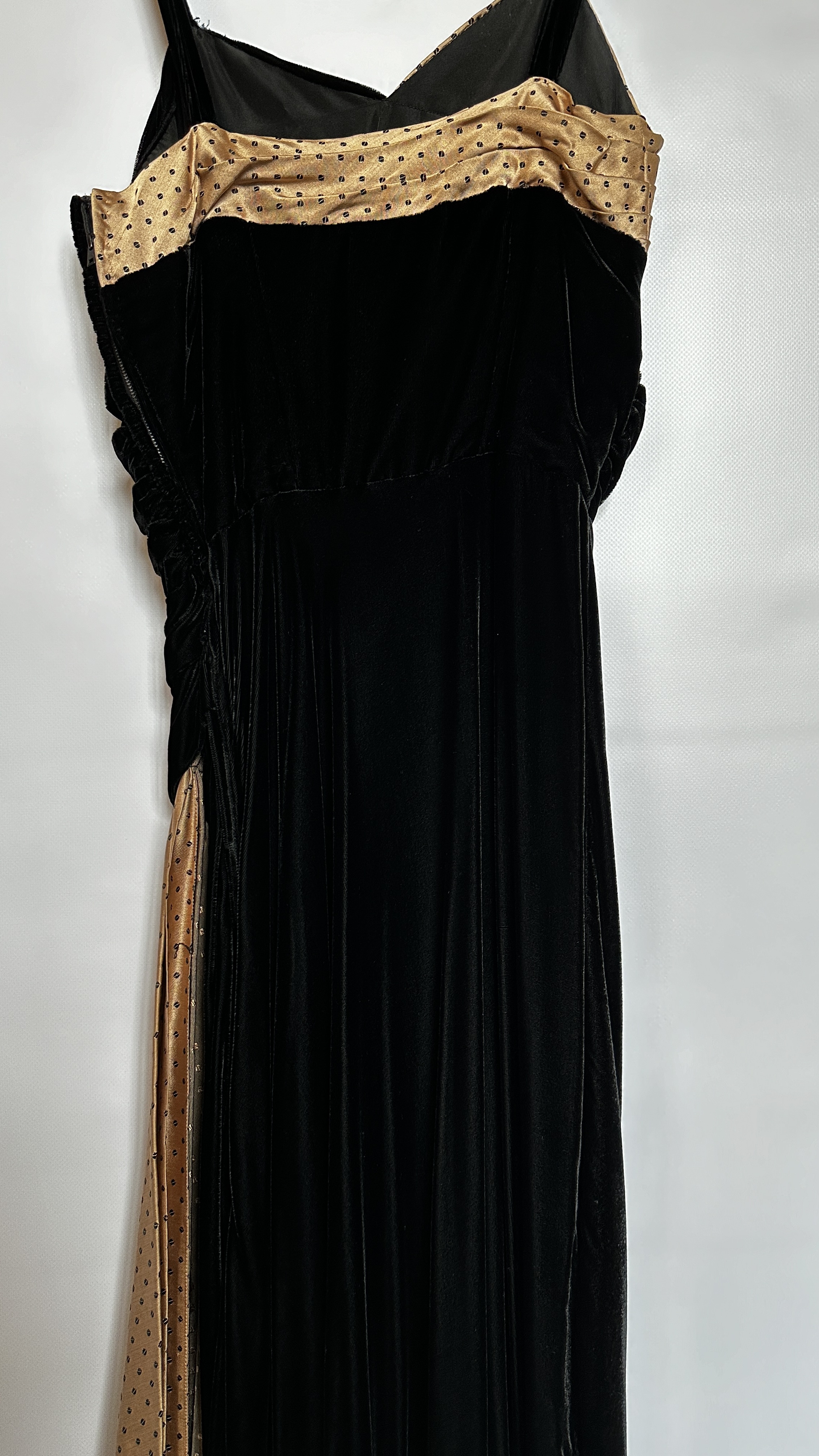 1940S CLASSIC BLACK VELVET & SILK EVENING GOWN WITH PINK SPOT TRIM ON BODICE AND WAISTLINE TO - Image 14 of 16