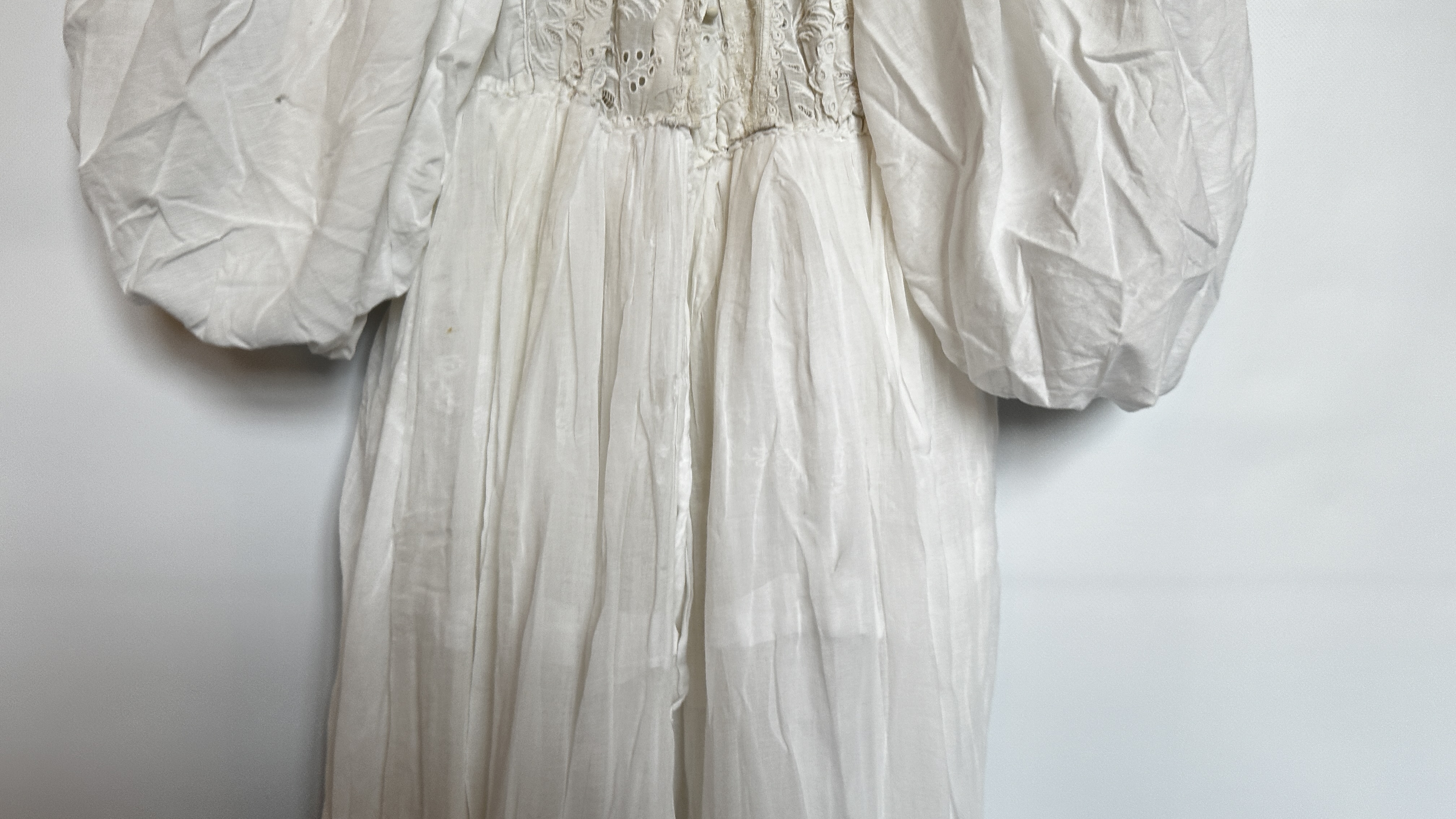 FINE WHITE COTTON EDWARDIAN DRESS, ALL OVER EMBROIDERY, EMPIRE LINE, PUFFED SLEEVES - A/F CONDITION, - Image 15 of 20