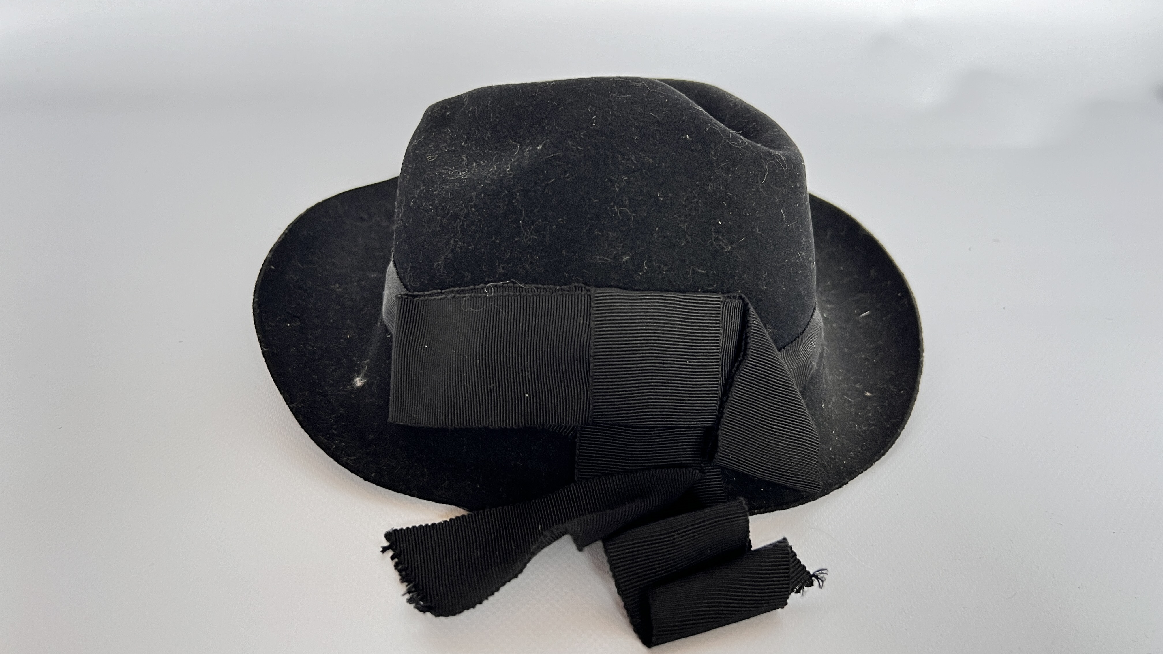 2 HAT BOXES CONTAINING 6 1940S HATS, 1 GREY FELT WITH VEIL (BADLY DAMAGED), - Image 4 of 28