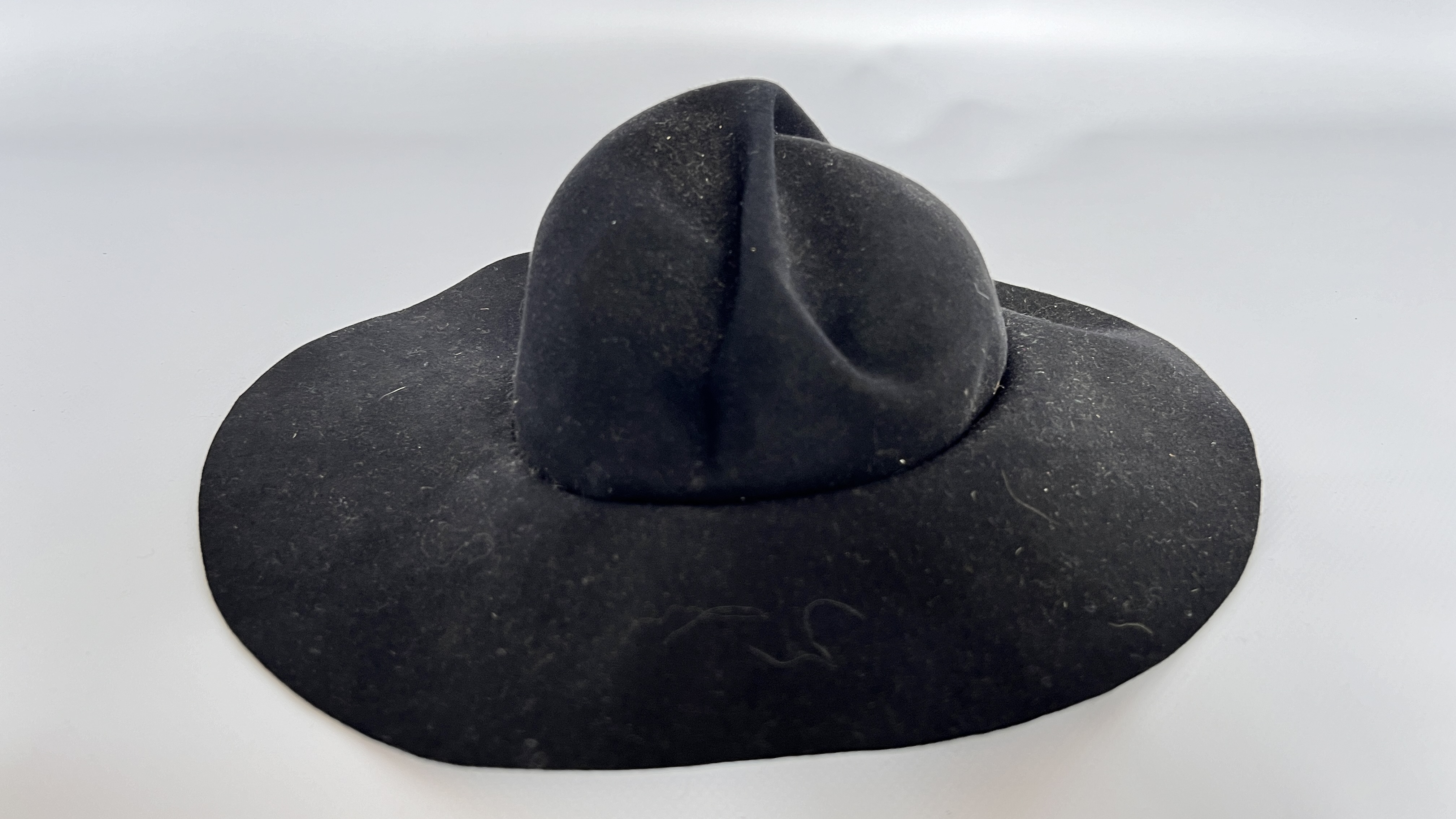 2 HAT BOXES CONTAINING 6 1940S HATS, 1 GREY FELT WITH VEIL (BADLY DAMAGED), - Image 19 of 28