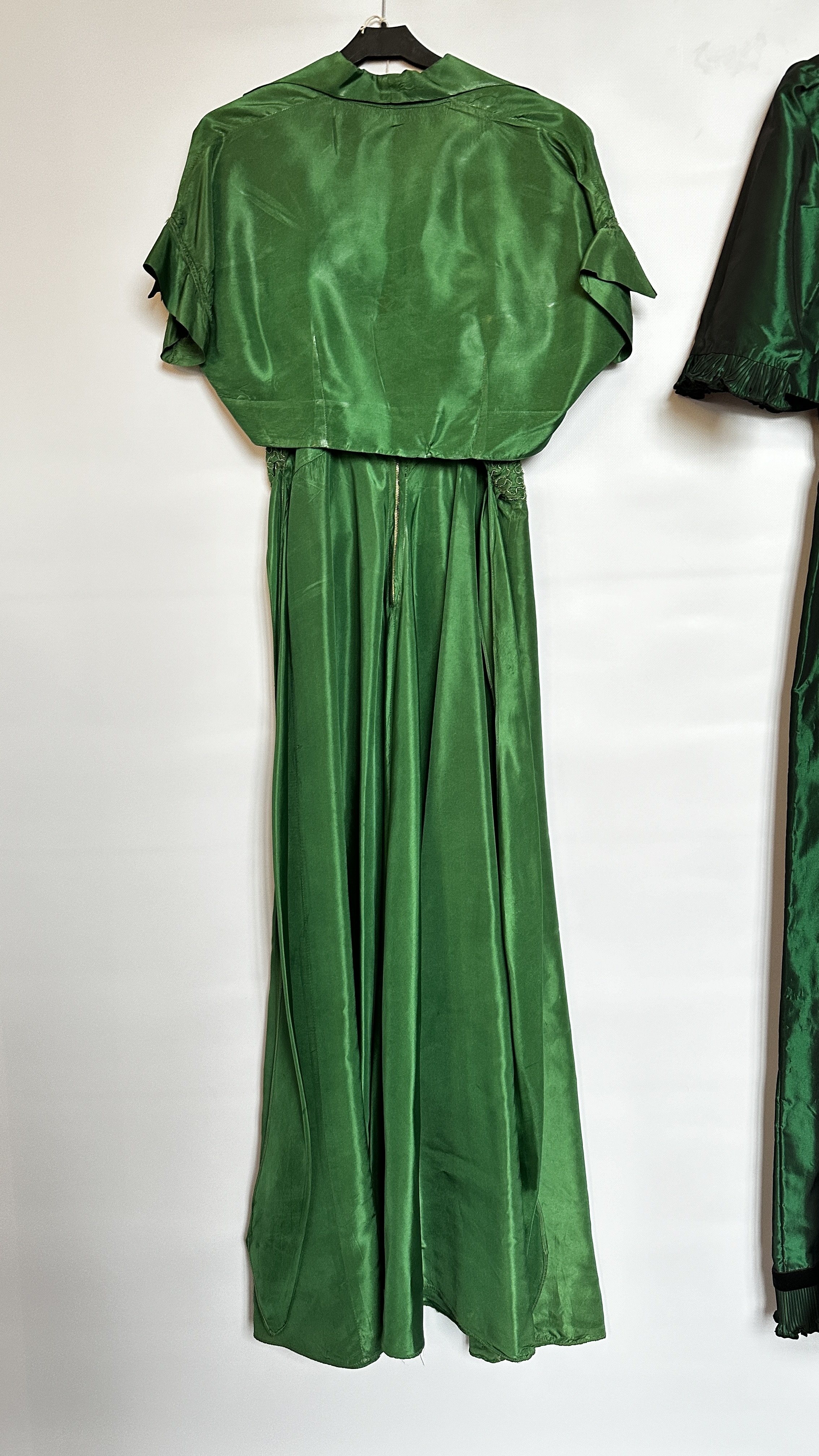 1940S GREEN SHOT TAFFETA EVENING DRESS WITH BOLERO, - Image 26 of 38