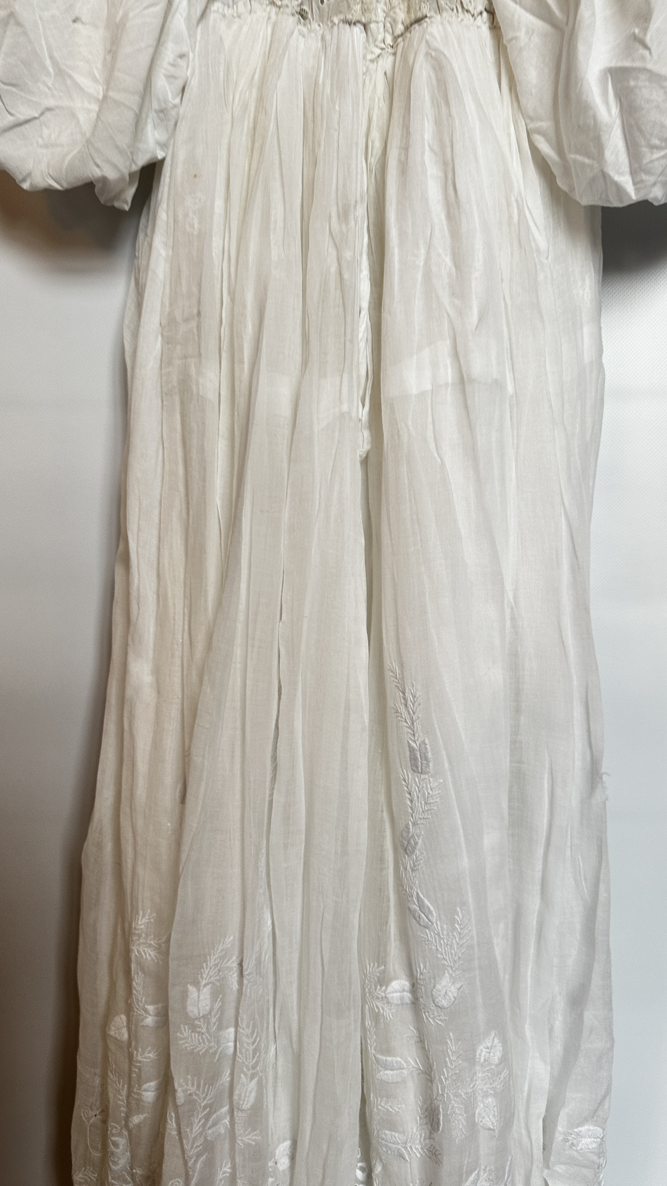 FINE WHITE COTTON EDWARDIAN DRESS, ALL OVER EMBROIDERY, EMPIRE LINE, PUFFED SLEEVES - A/F CONDITION, - Image 16 of 20