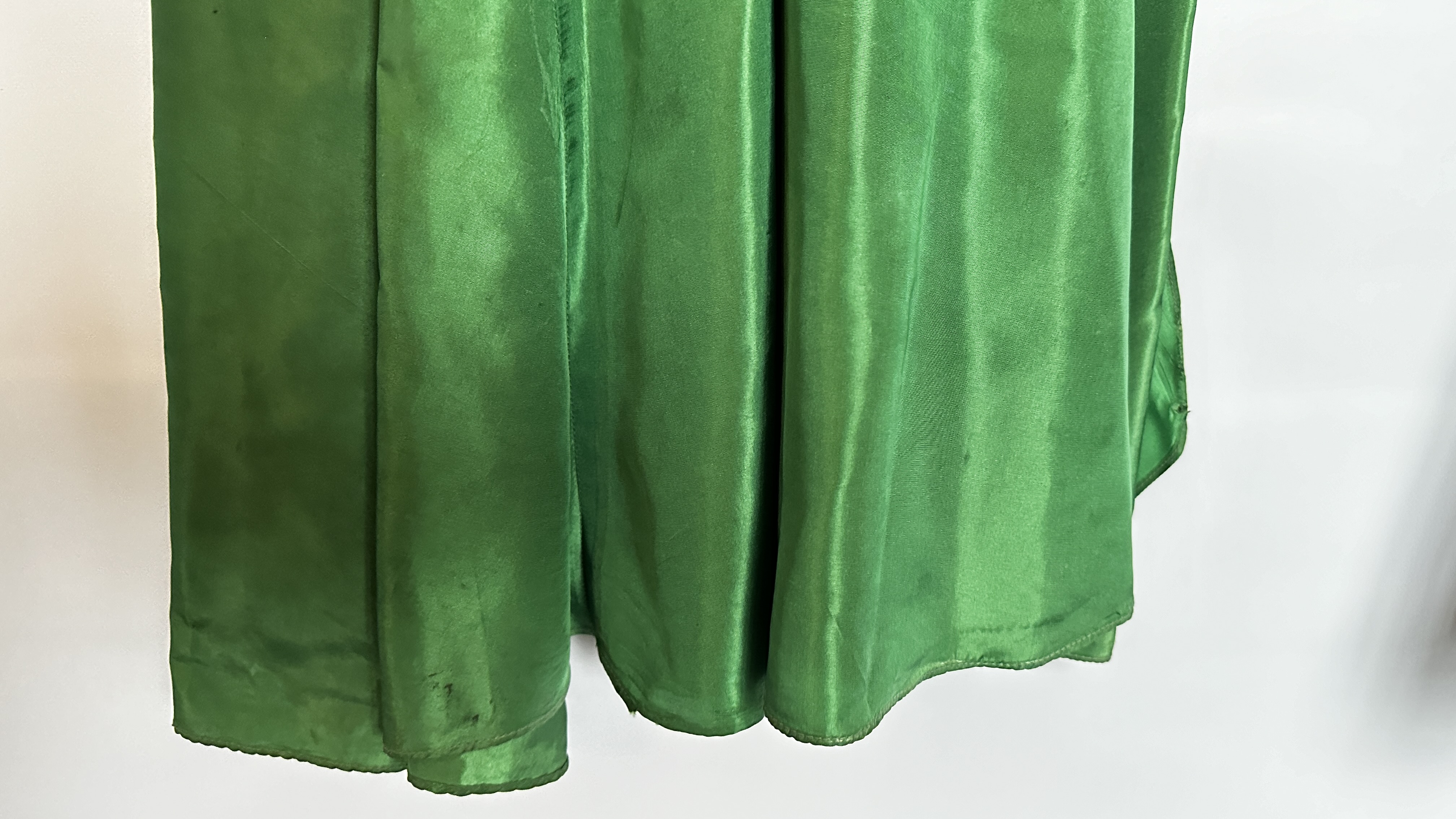 1940S GREEN SHOT TAFFETA EVENING DRESS WITH BOLERO, - Image 7 of 38