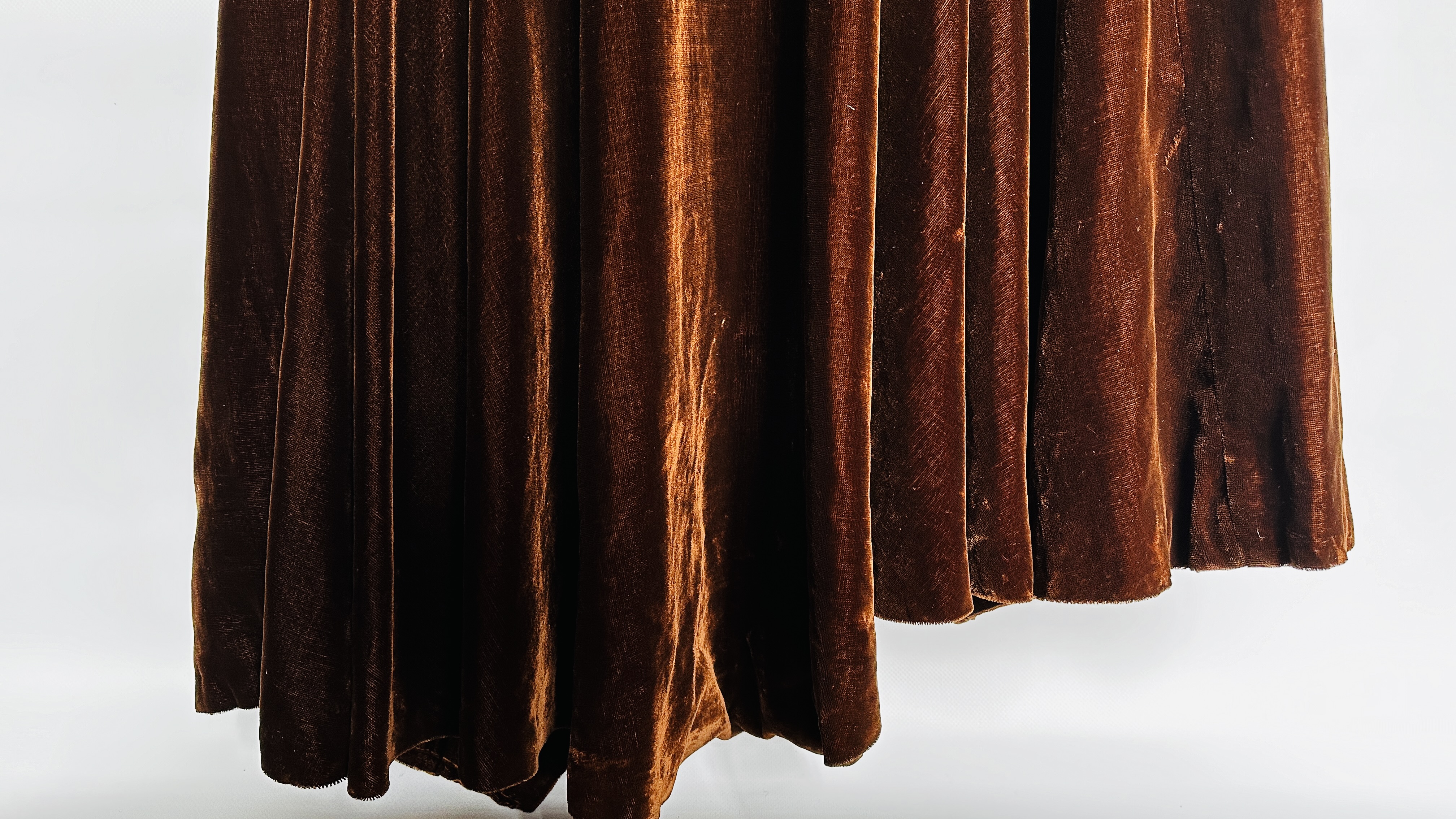 1920S BROWN VELVET LONG CAPE, BUTTONED ON COLLAR, PUFF SLEEVES - A/F CONDITION, SOLD AS SEEN. - Image 17 of 18