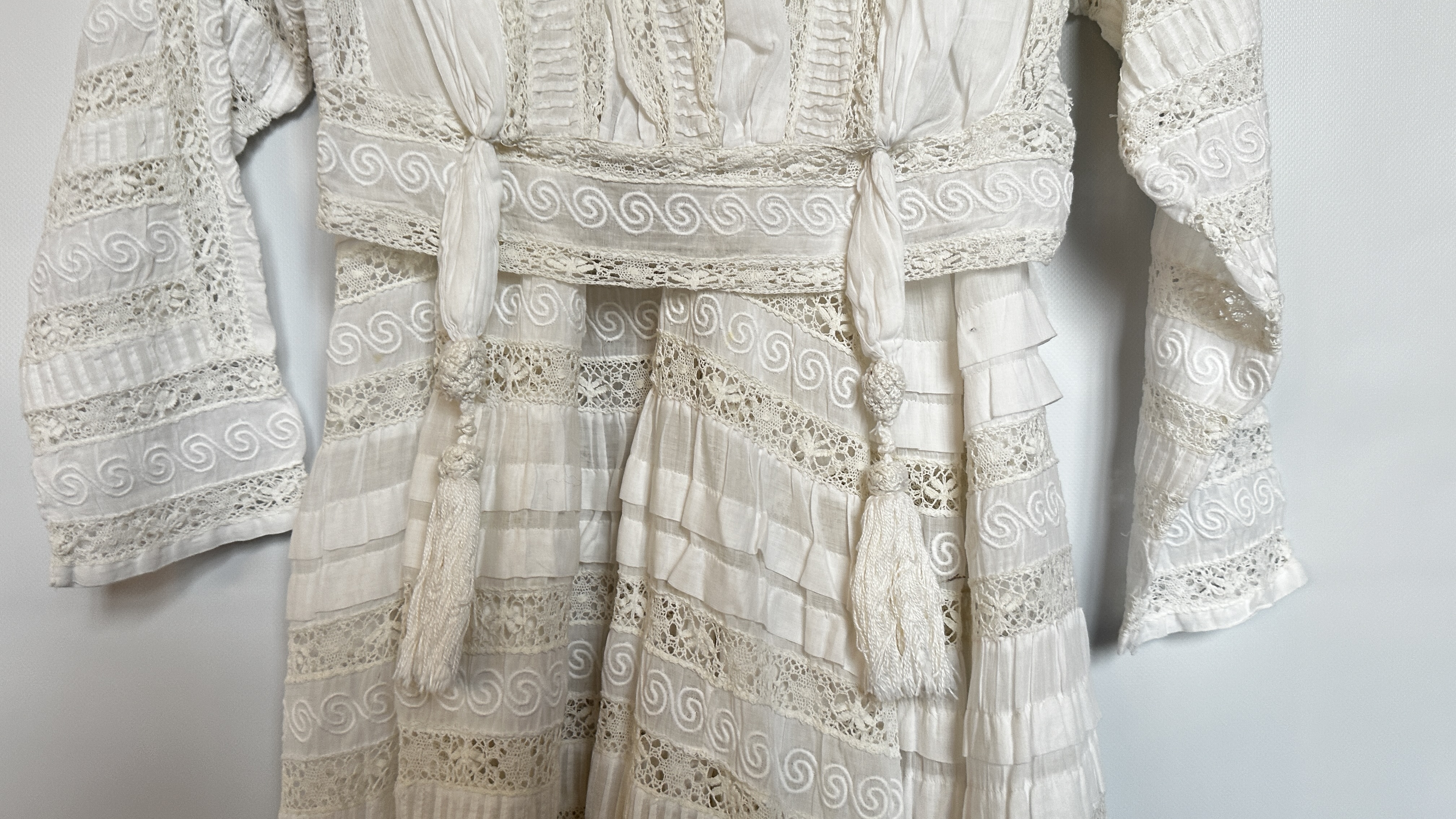 EDWARDIAN WHITE BRODERIES ANGLAISE 2 PIECE, LACE INSERTS AND SILK EMBROIDERED, TASSELS ON BODICE, - Image 5 of 20