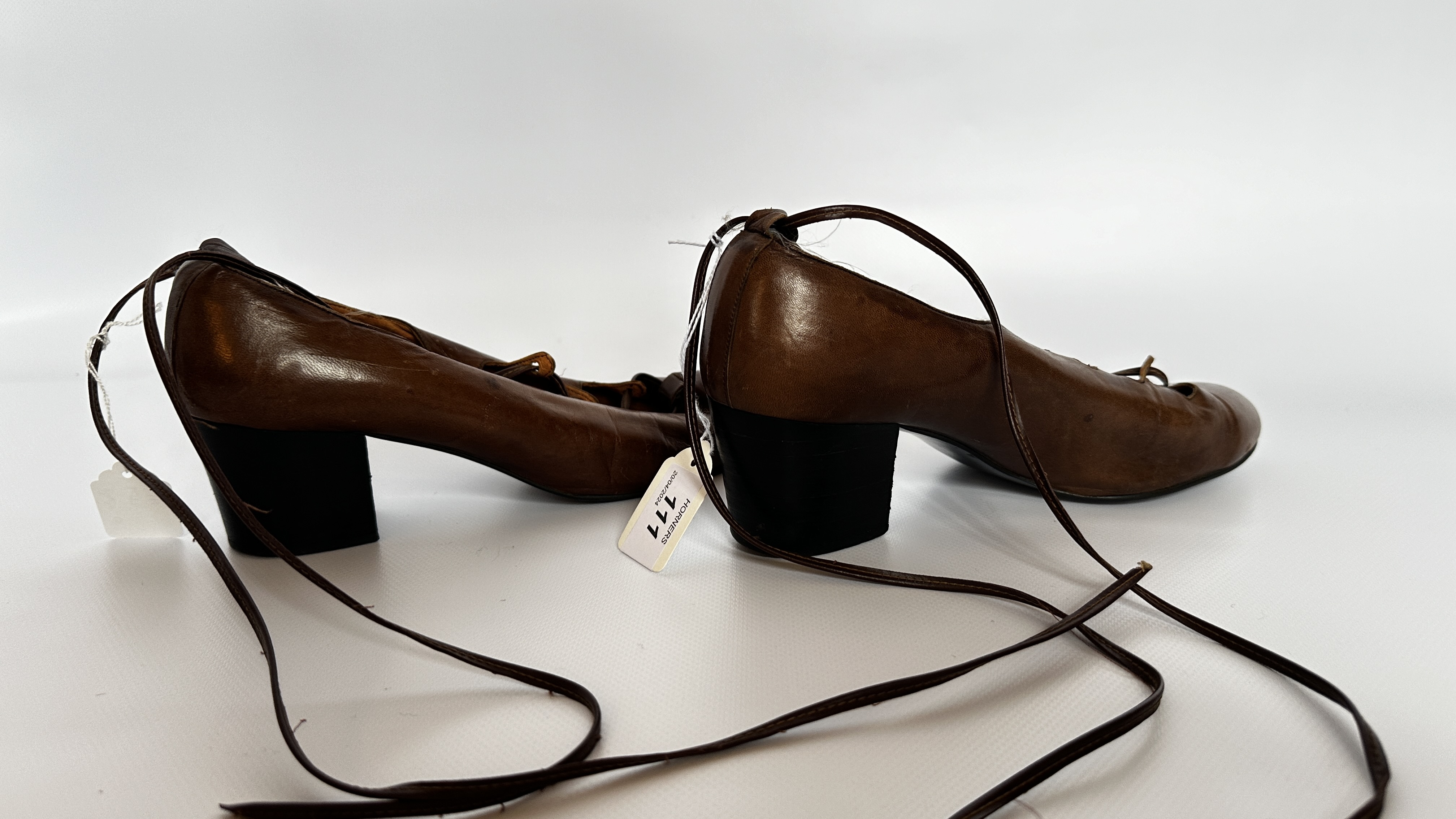 1 PAIR OF LADY'S SHOES - 'BIBA' TAN LEATHER WITH LONG LACES - A/F CONDITION, SOLD AS SEEN. - Image 14 of 14