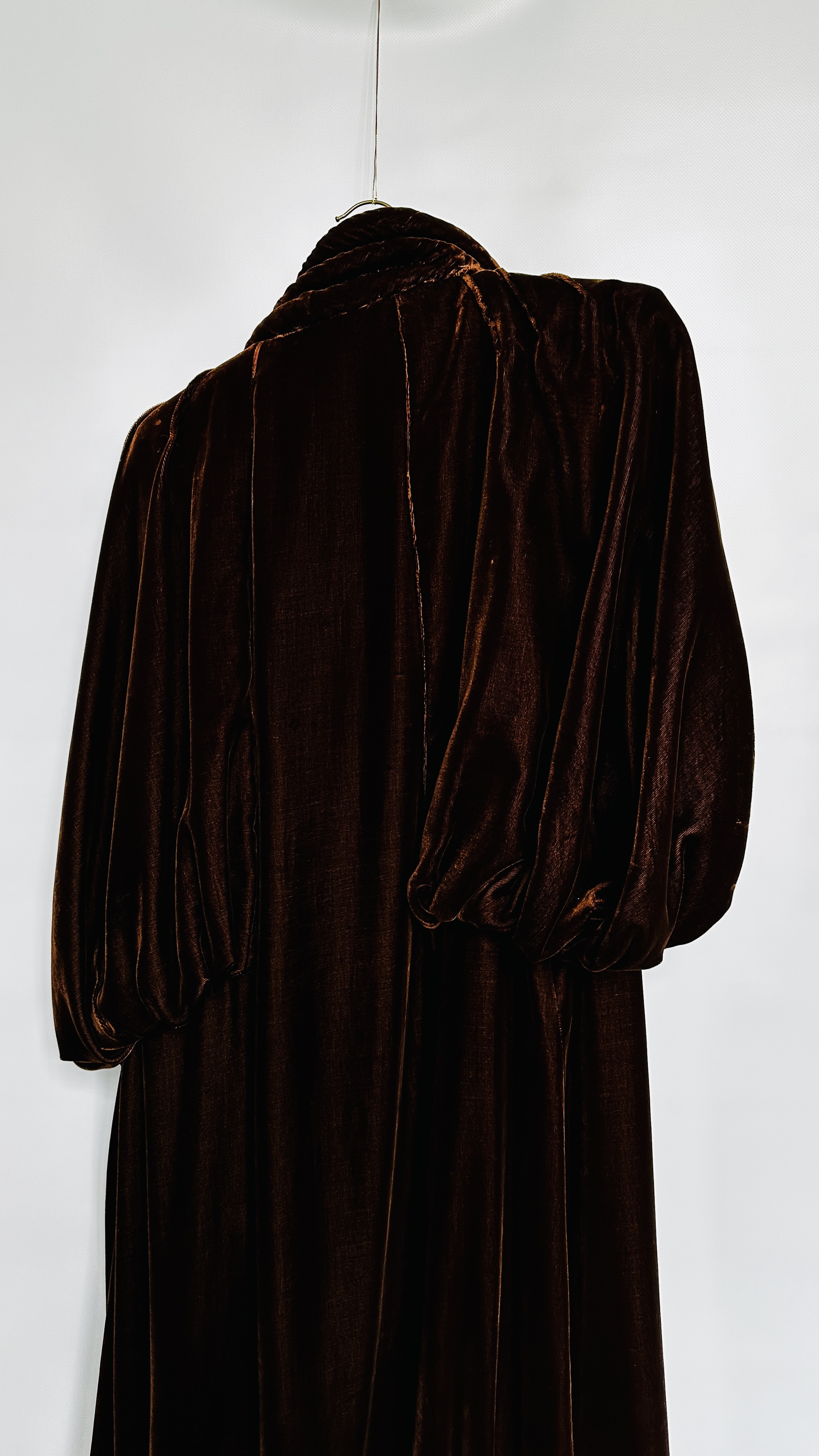 1920S BROWN VELVET LONG CAPE, BUTTONED ON COLLAR, PUFF SLEEVES - A/F CONDITION, SOLD AS SEEN. - Image 15 of 18