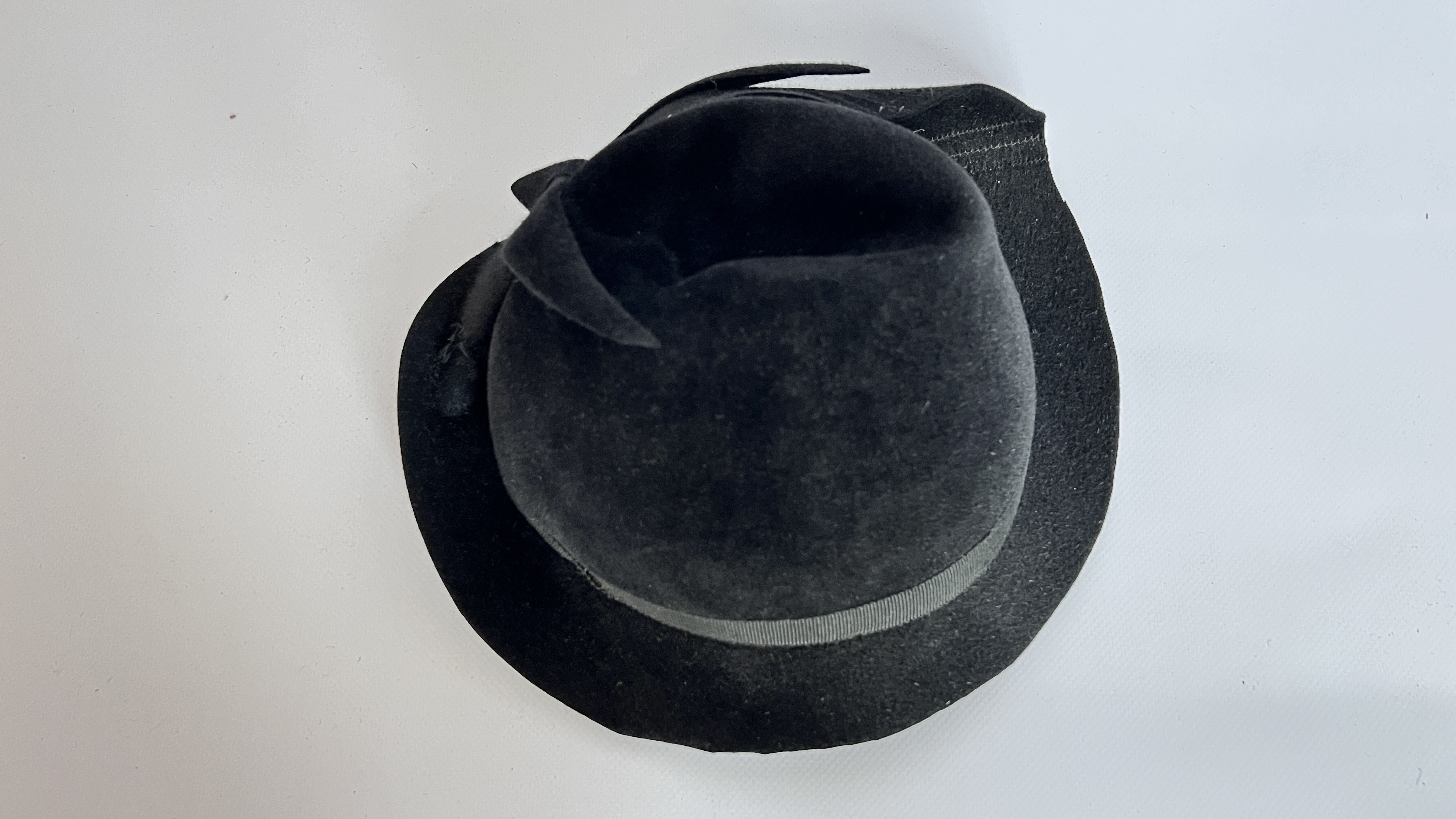 13 1940/50S HATS, 1 MORRIS ANGEL & SON LTD PURPLE TOP HAT (SOME DAMAGE), - Image 45 of 64