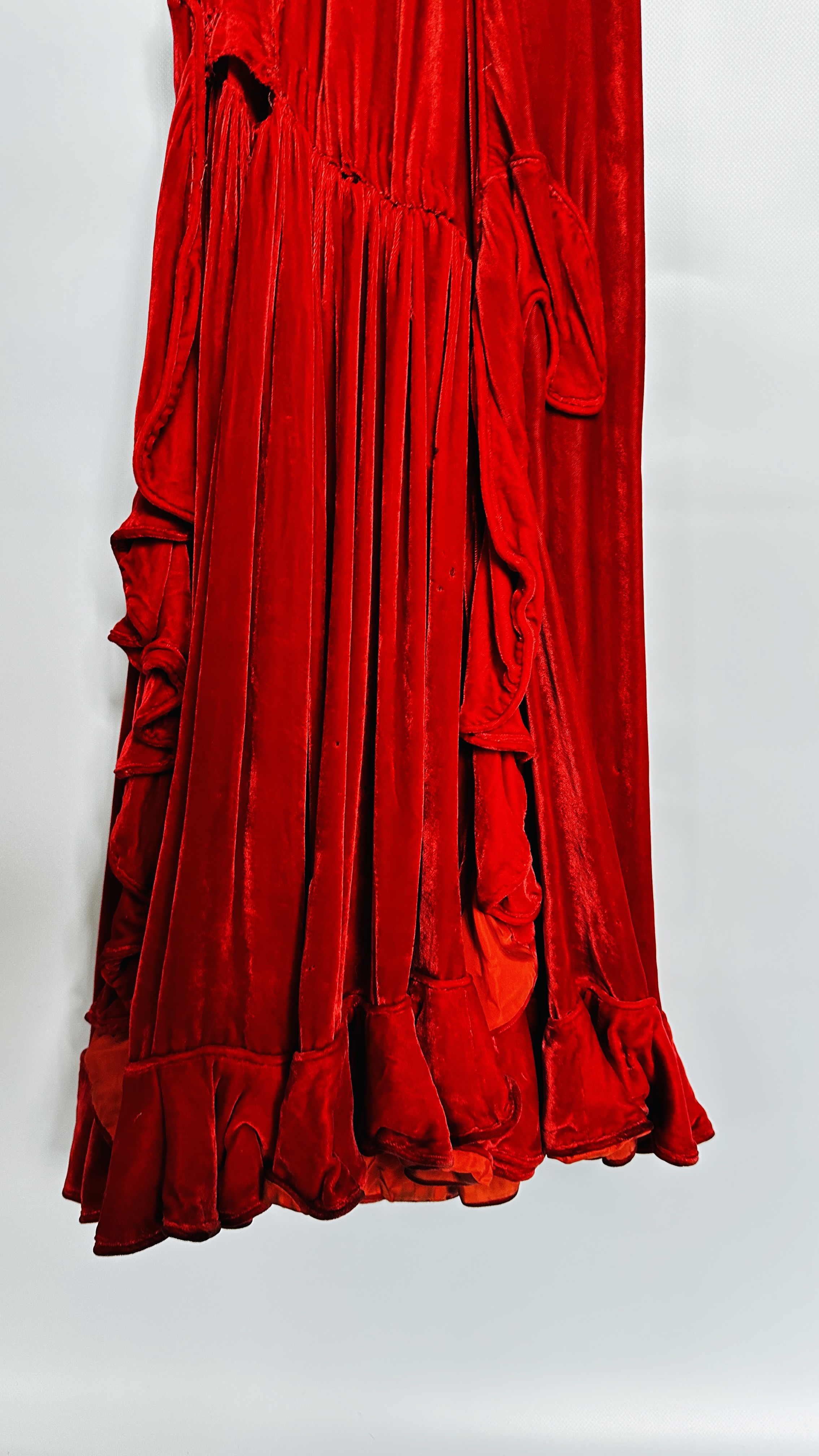 1930S RED VELVET EVENING GOWN FITTED HIPLINE, FULL CIRCULAR FRILLED HEMLINE, - Image 20 of 30