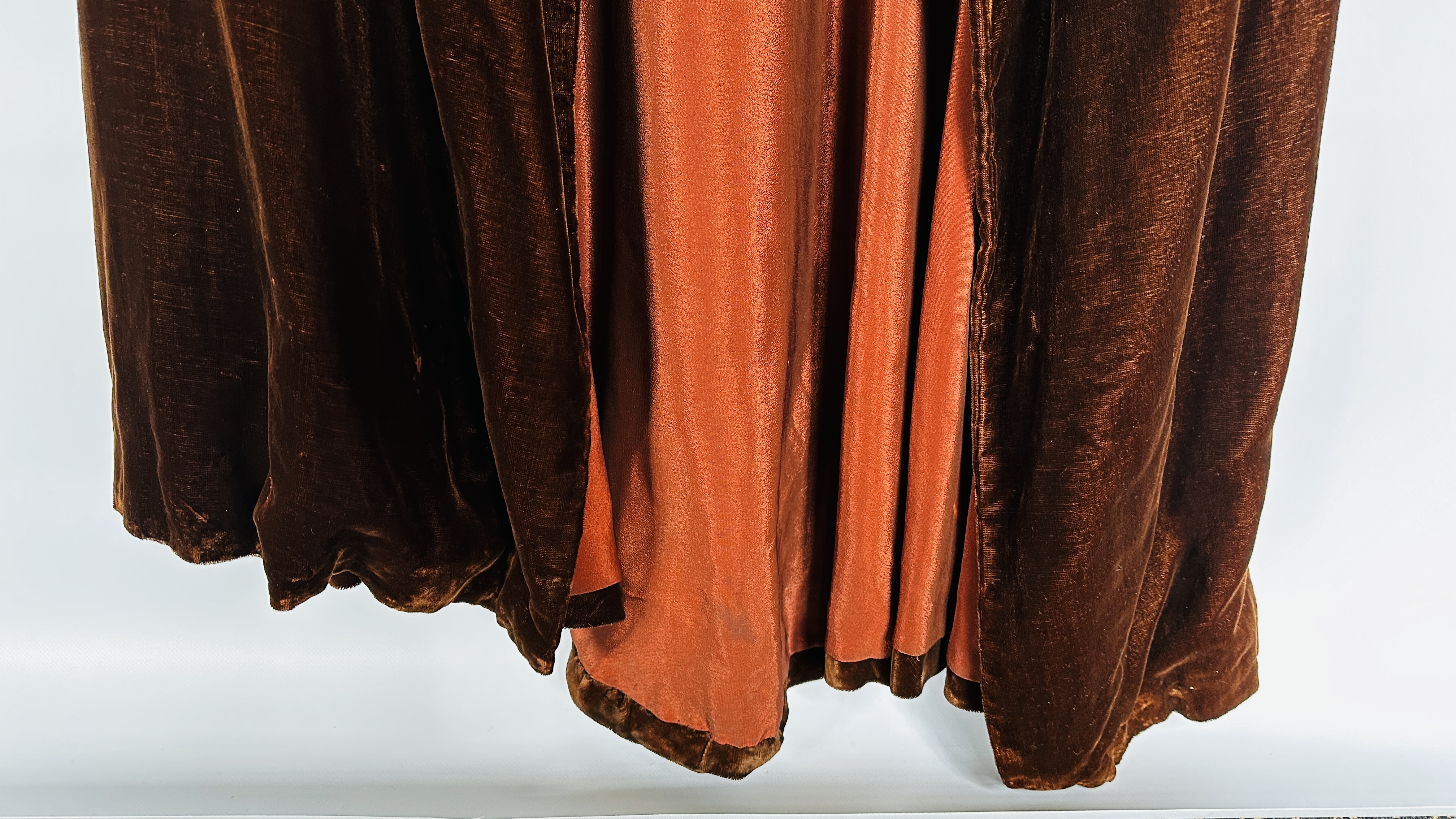 1920S BROWN VELVET LONG CAPE, BUTTONED ON COLLAR, PUFF SLEEVES - A/F CONDITION, SOLD AS SEEN. - Image 6 of 18