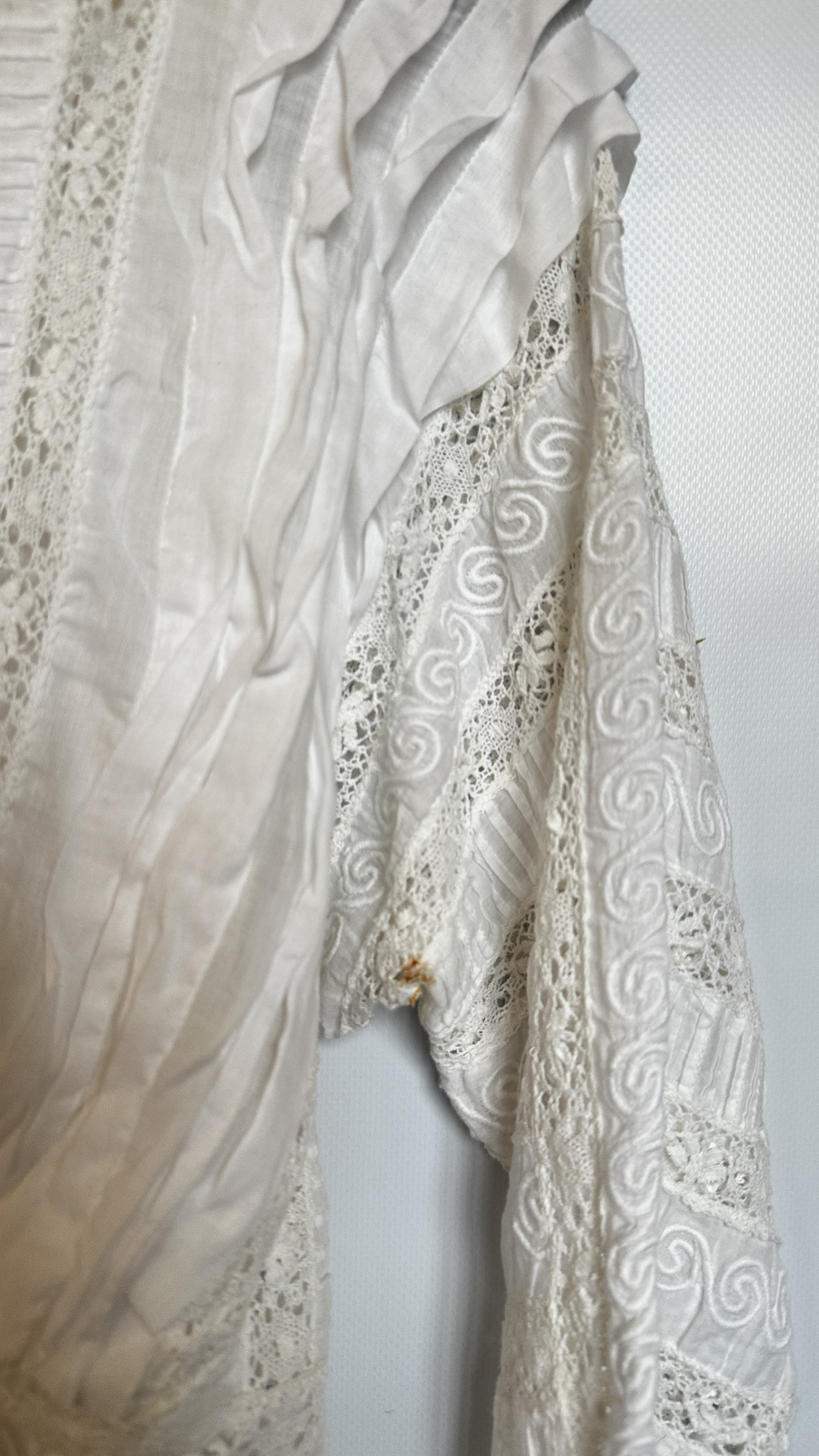 EDWARDIAN WHITE BRODERIES ANGLAISE 2 PIECE, LACE INSERTS AND SILK EMBROIDERED, TASSELS ON BODICE, - Image 14 of 20