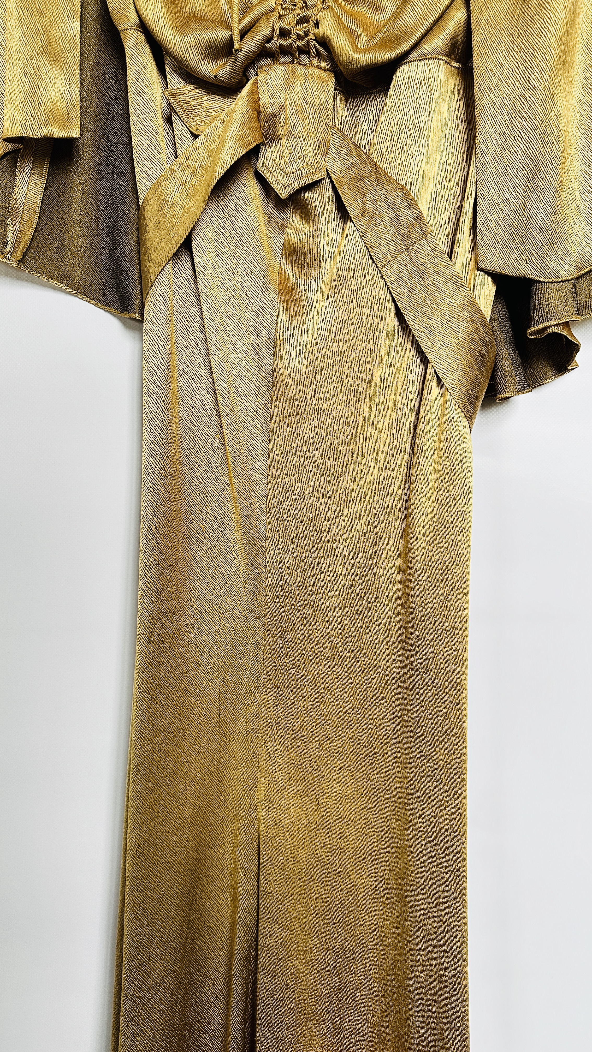 1930S GOLD LAMÉ EVENING DRESS WITH CAPE, RUCHED BODICE WITH FLOWERS AND BELT - A/F CONDITION, - Image 3 of 18