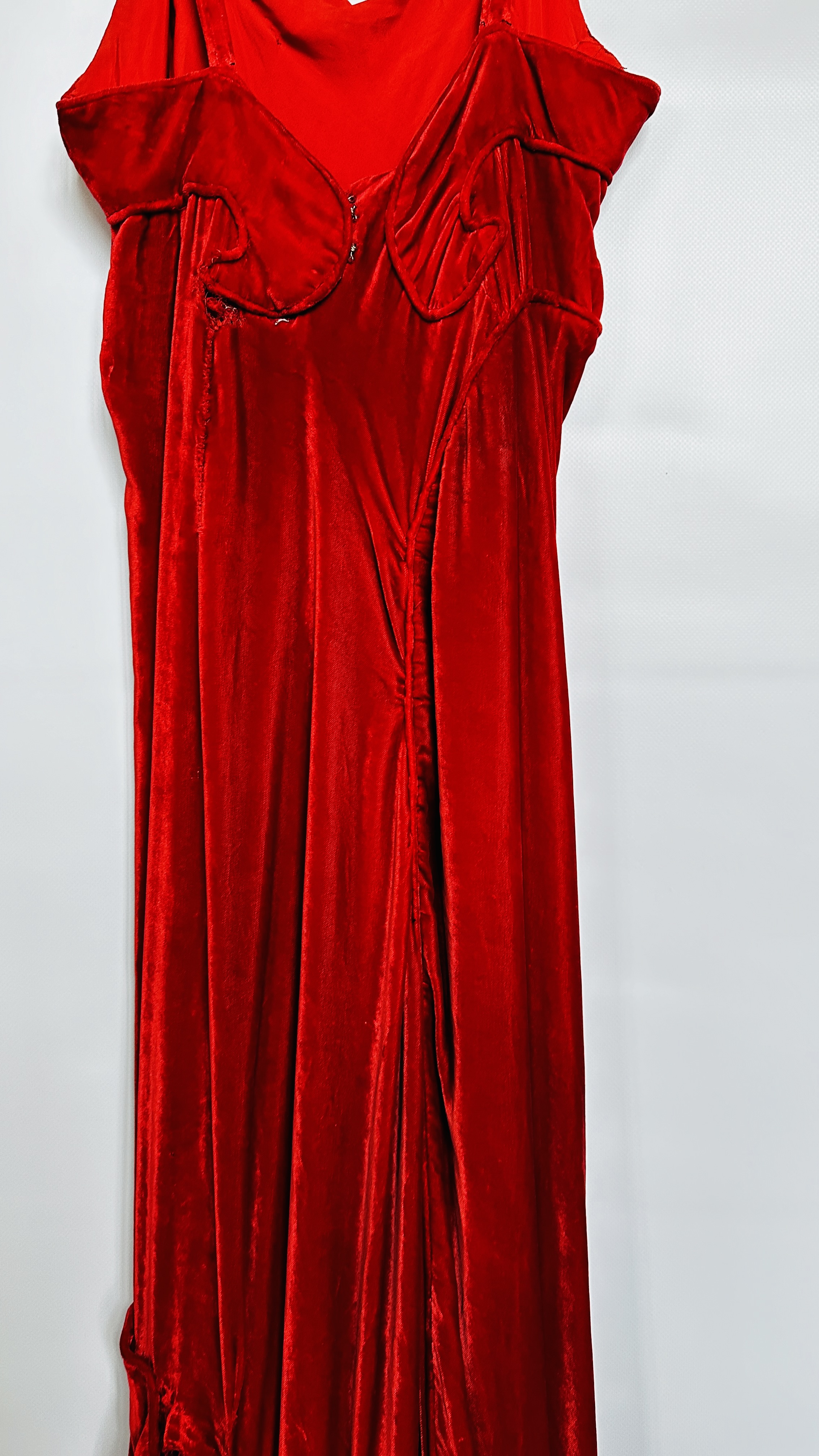 1930S RED VELVET EVENING GOWN FITTED HIPLINE, FULL CIRCULAR FRILLED HEMLINE, - Image 18 of 30