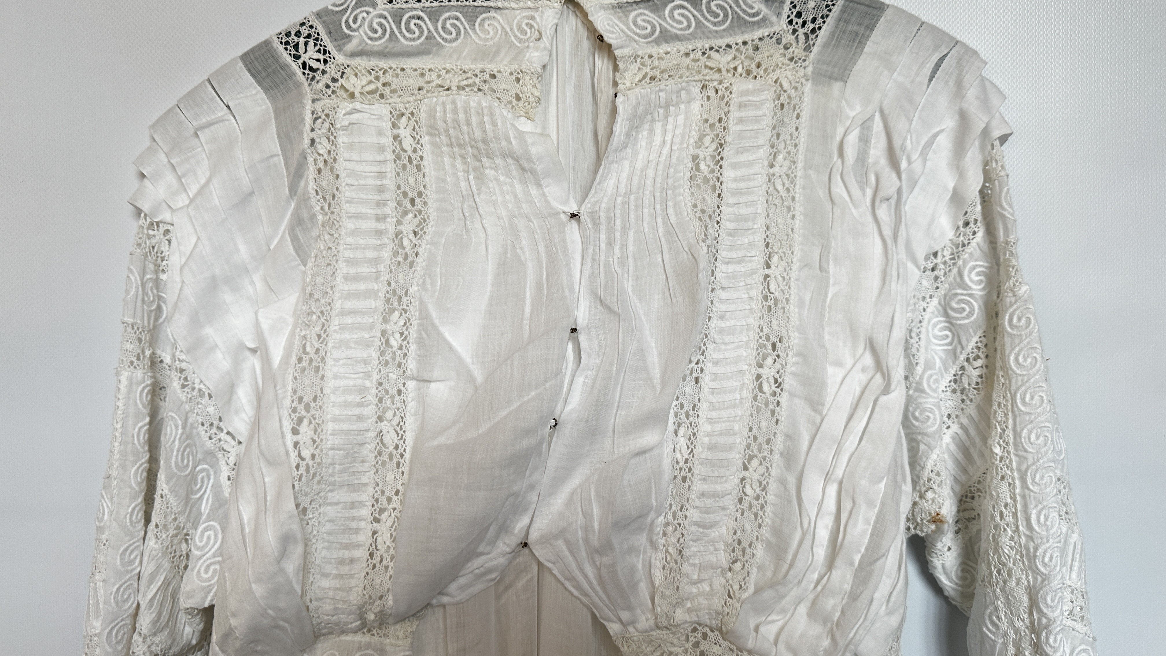 EDWARDIAN WHITE BRODERIES ANGLAISE 2 PIECE, LACE INSERTS AND SILK EMBROIDERED, TASSELS ON BODICE, - Image 13 of 20