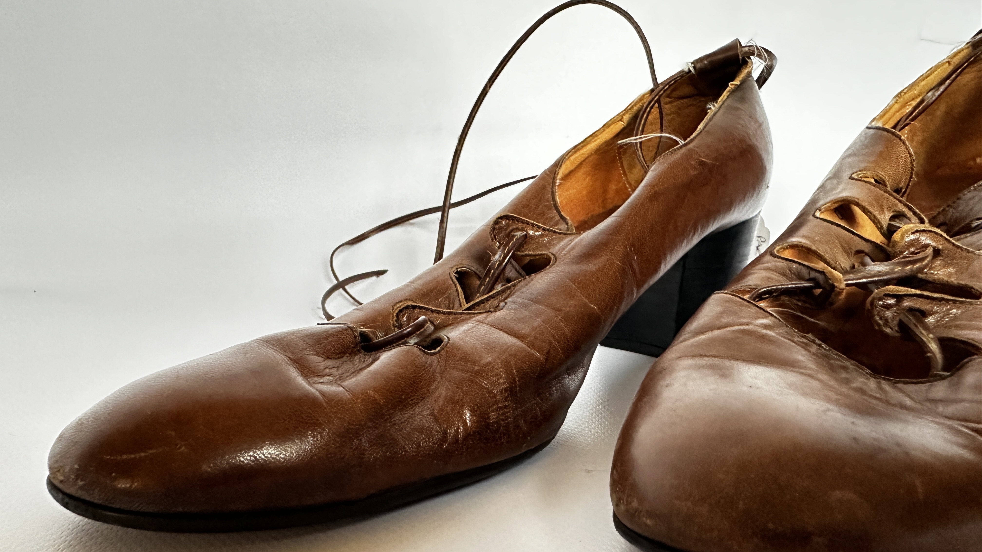 1 PAIR OF LADY'S SHOES - 'BIBA' TAN LEATHER WITH LONG LACES - A/F CONDITION, SOLD AS SEEN. - Image 6 of 14