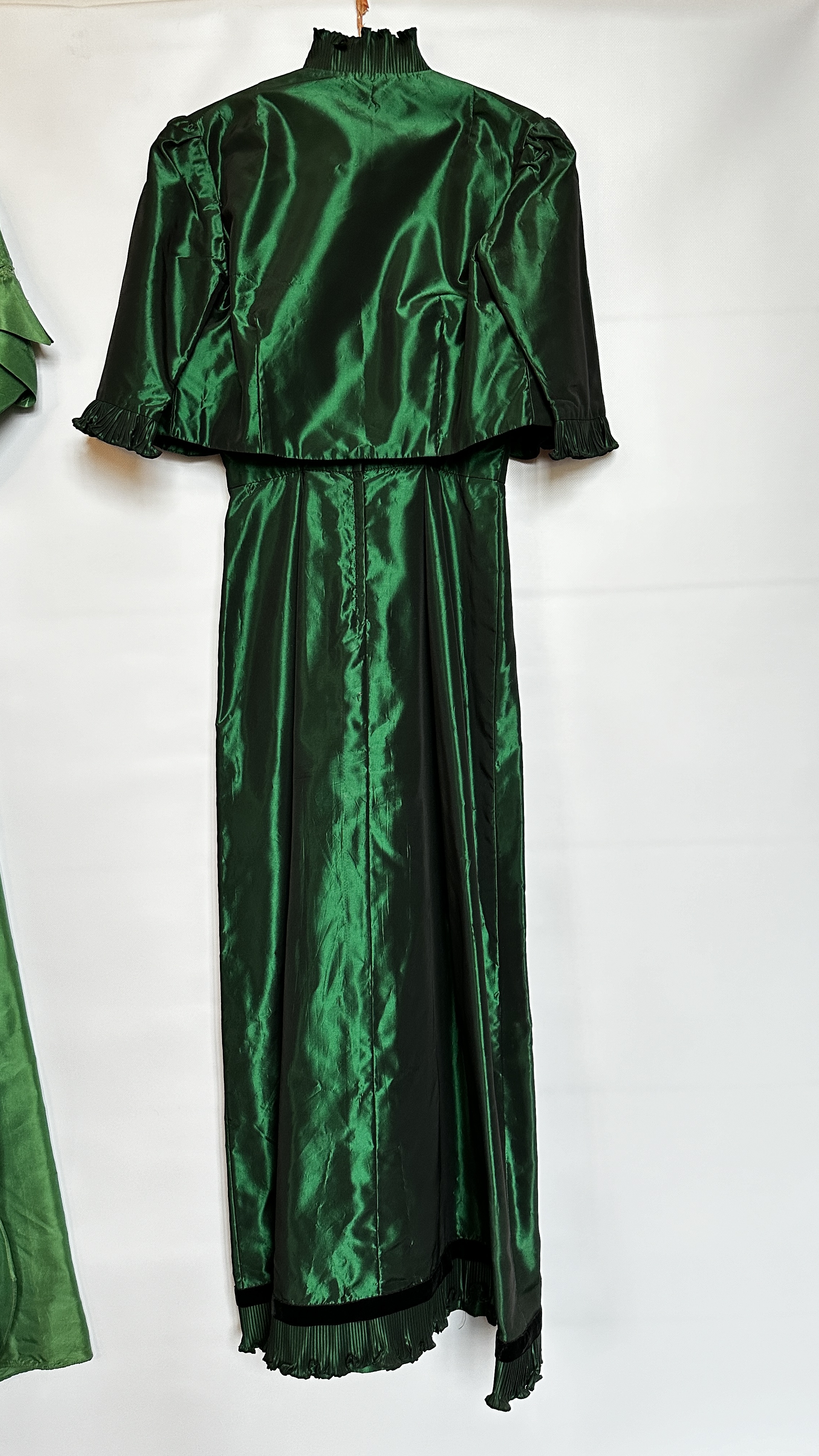 1940S GREEN SHOT TAFFETA EVENING DRESS WITH BOLERO, - Image 21 of 38