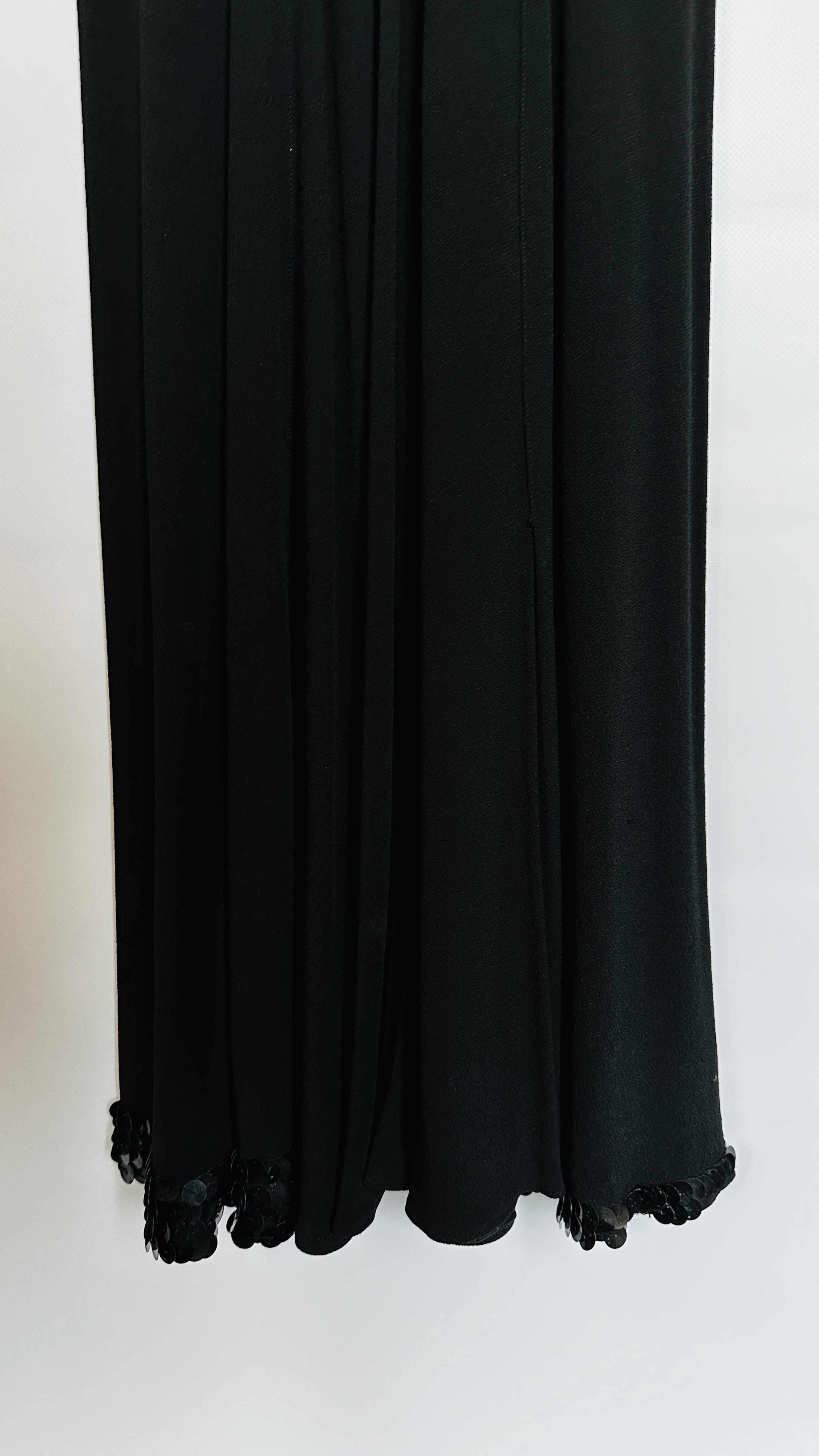 1930S BLACK HEAVY CREPE GOWN, - Image 5 of 17