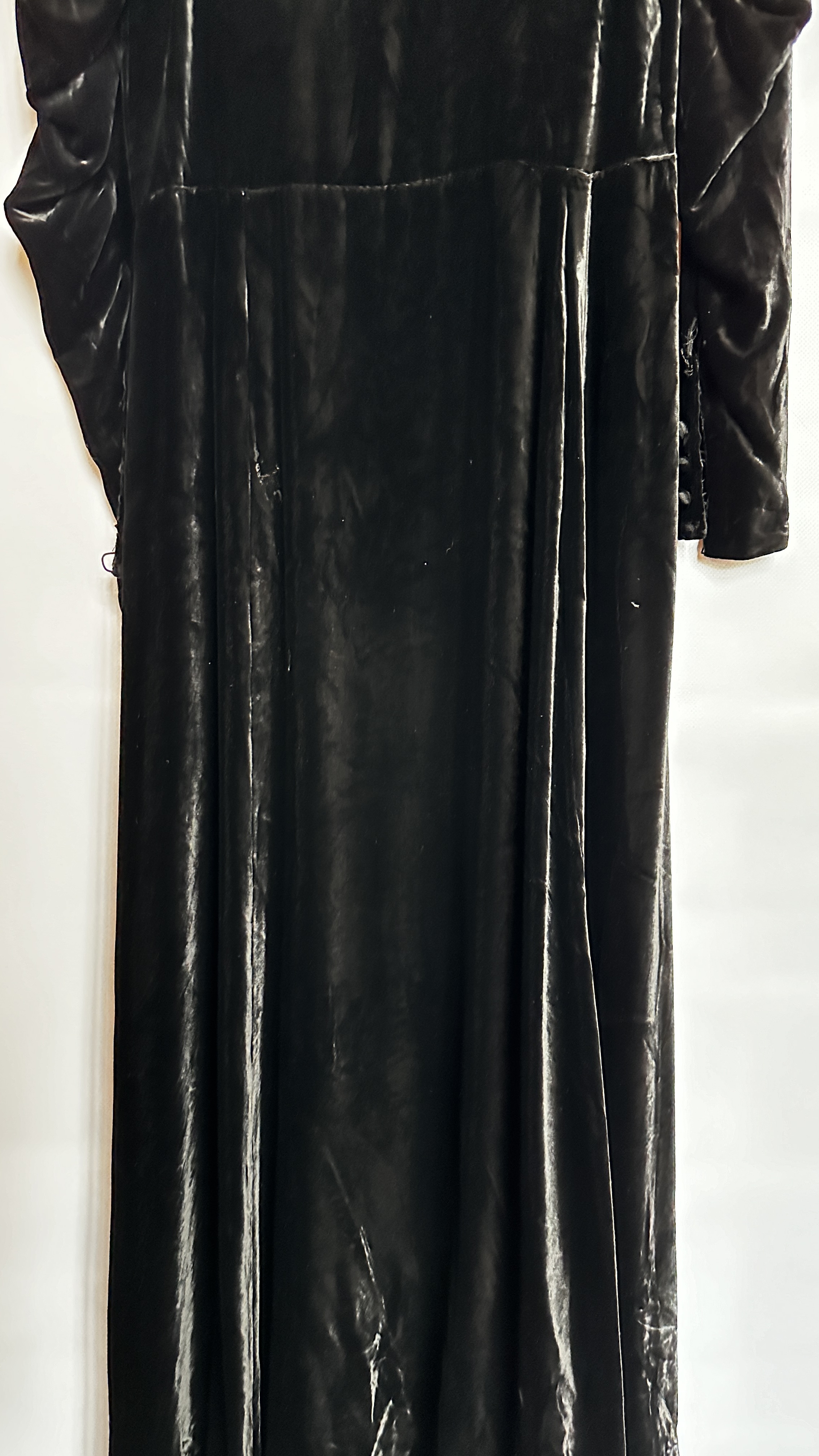 1930S BLACK SILK VELVET LONG SLEEVED GOWN, OPEN BODICE TO WAISTLINE, - Image 19 of 29