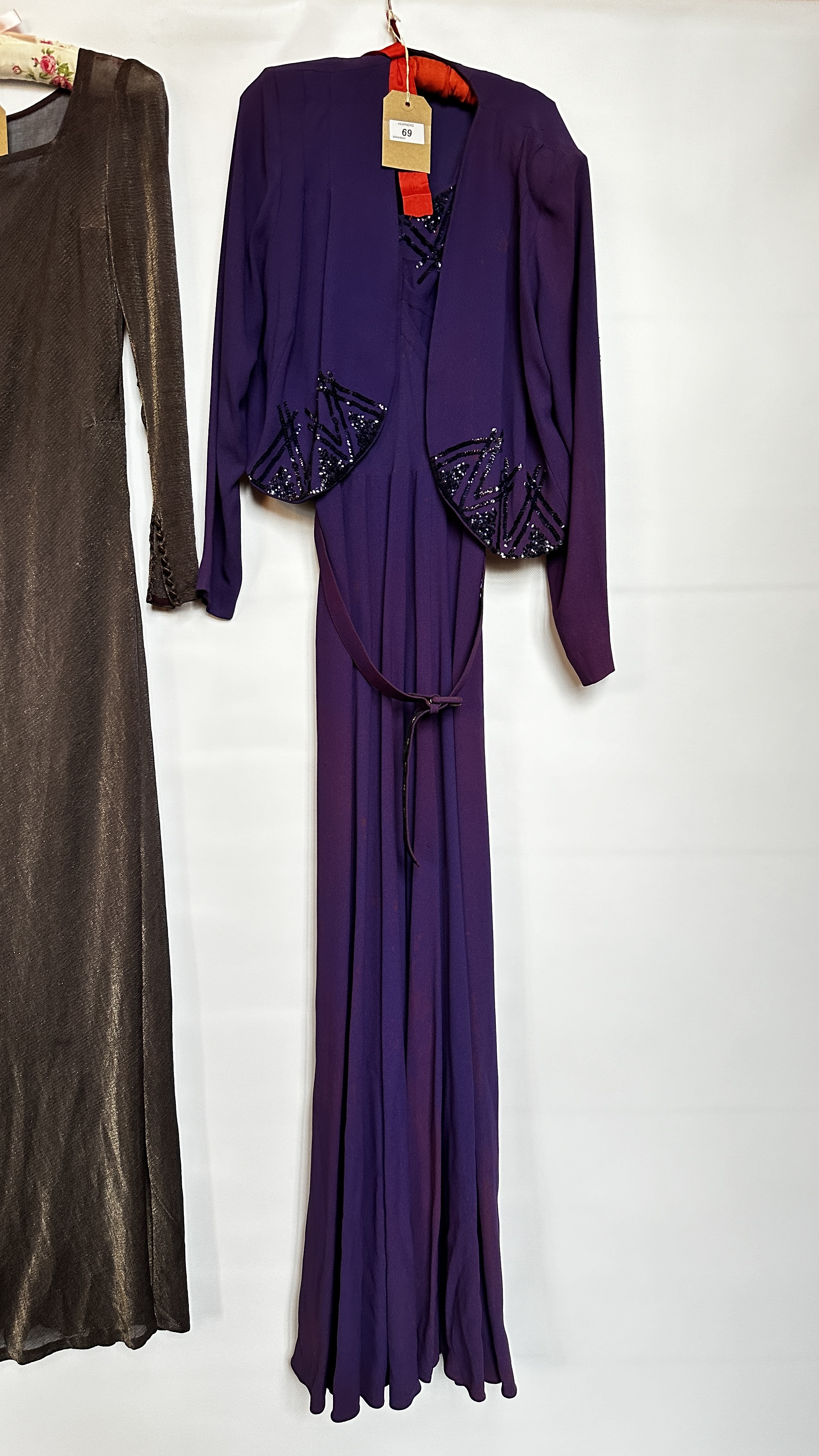 1940S PURPLE EVENING DRESS & BOLORO JACKET WITH SEQUIN DECORATION ON BODICE AND JACKET AND A 1940S - Image 11 of 37